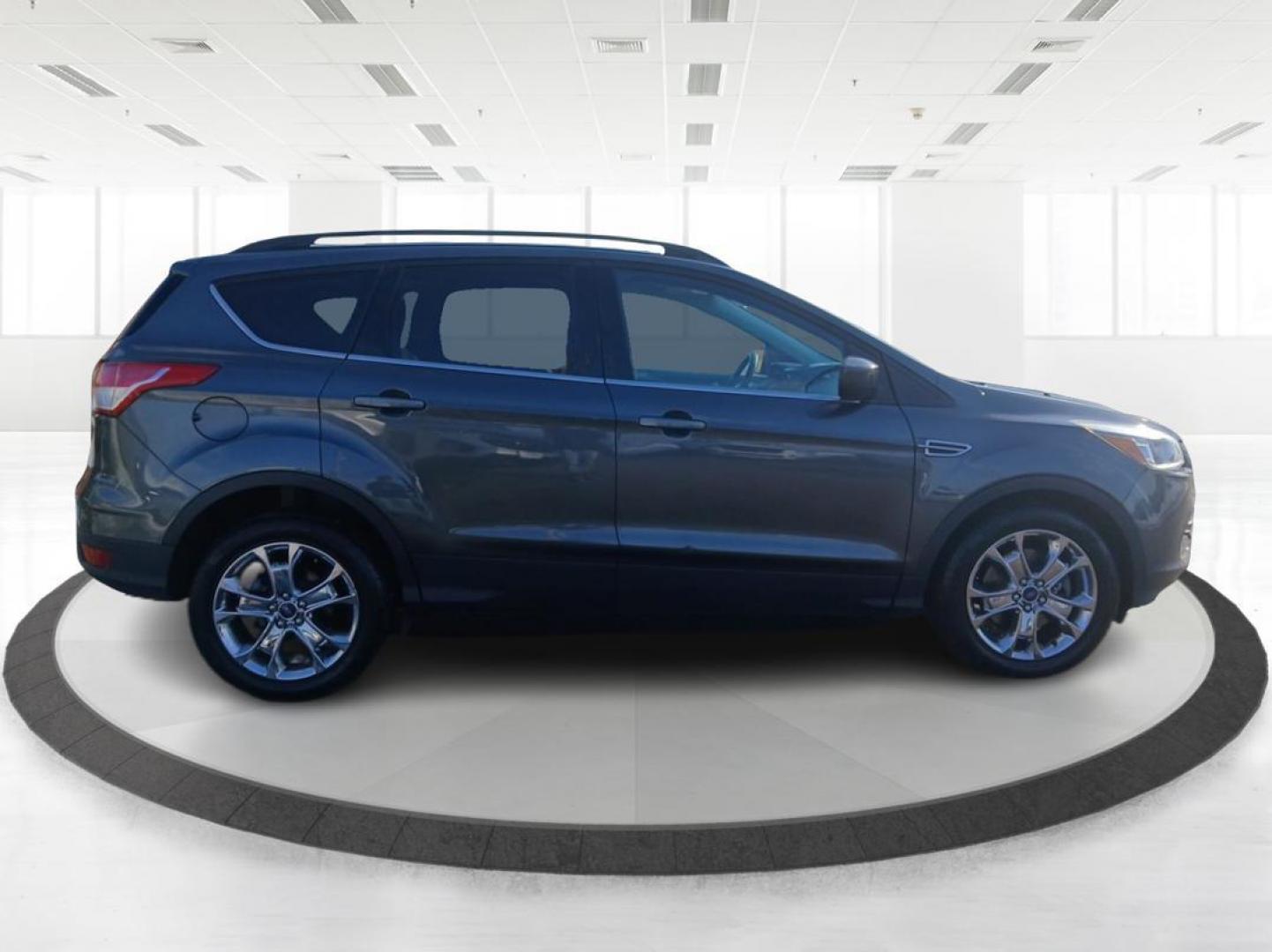 2016 Ford Escape SE 4WD (1FMCU9G91GU) with an 2.0L L4 DOHC 16V engine, 6-Speed Automatic transmission, located at 1184 Kauffman Ave, Fairborn, OH, 45324, (937) 908-9800, 39.807072, -84.031563 - Photo#1