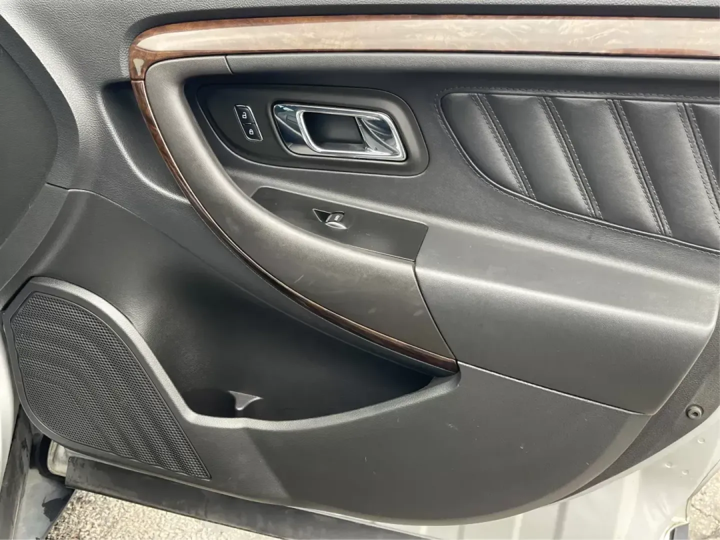 2016 Ford Taurus Limited (1FAHP2F82GG) with an EcoBoost 2L I-4 gasoline direct injection engine, located at 8750 N County Rd 25A, Piqua, OH, 45356, (937) 908-9800, 40.164391, -84.232513 - Photo#18