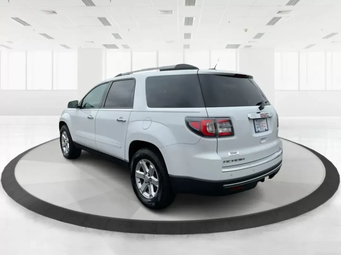 2016 GMC Acadia SLE-2 (1GKKRPKD7GJ) with an 3.6L V-6 gasoline direct injection engine, located at 8750 N County Rd 25A, Piqua, OH, 45356, (937) 908-9800, 40.164391, -84.232513 - Photo#4