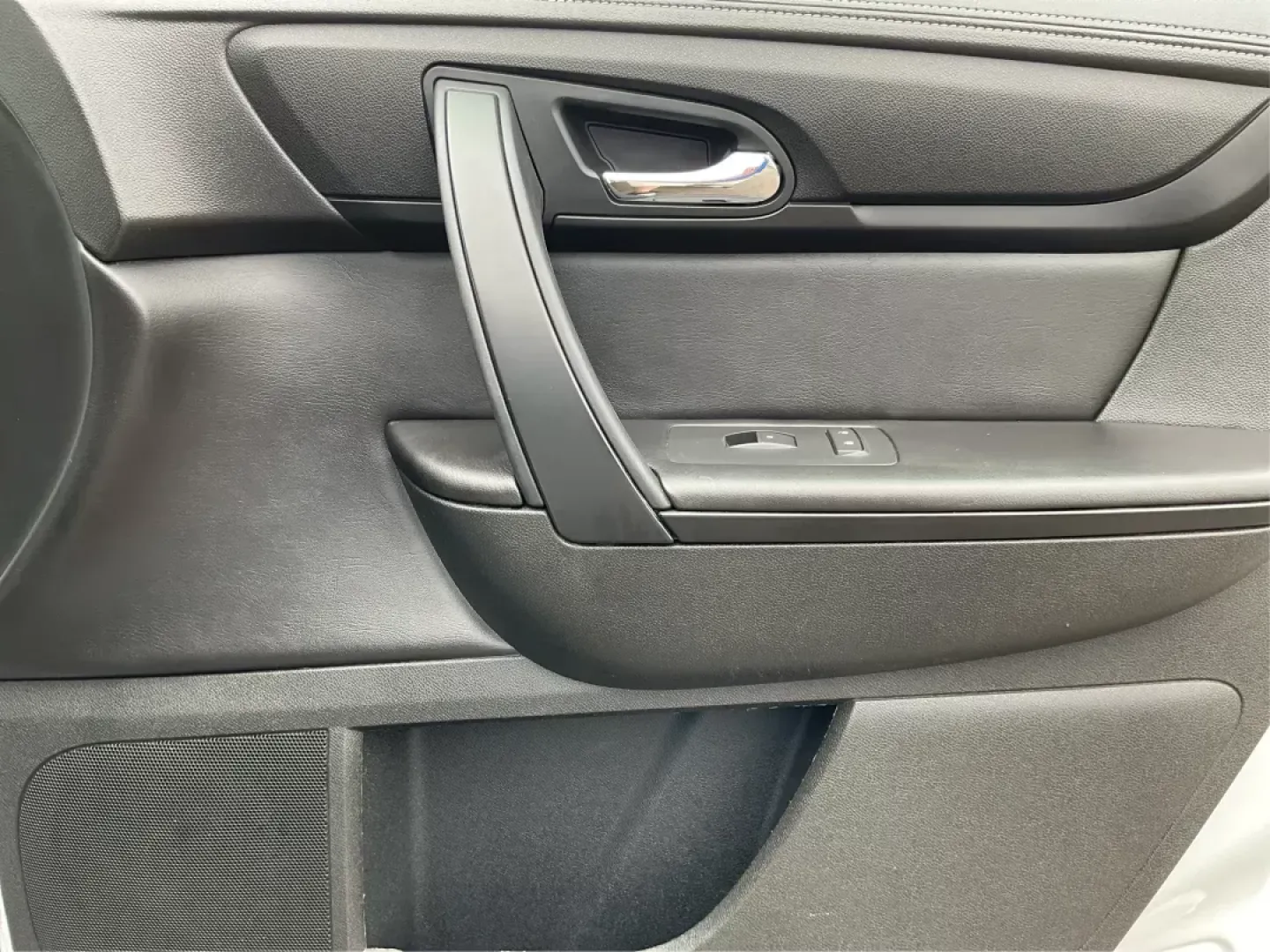 2016 GMC Acadia SLE-2 (1GKKRPKD7GJ) with an 3.6L V-6 gasoline direct injection engine, located at 8750 N County Rd 25A, Piqua, OH, 45356, (937) 908-9800, 40.164391, -84.232513 - Photo#19