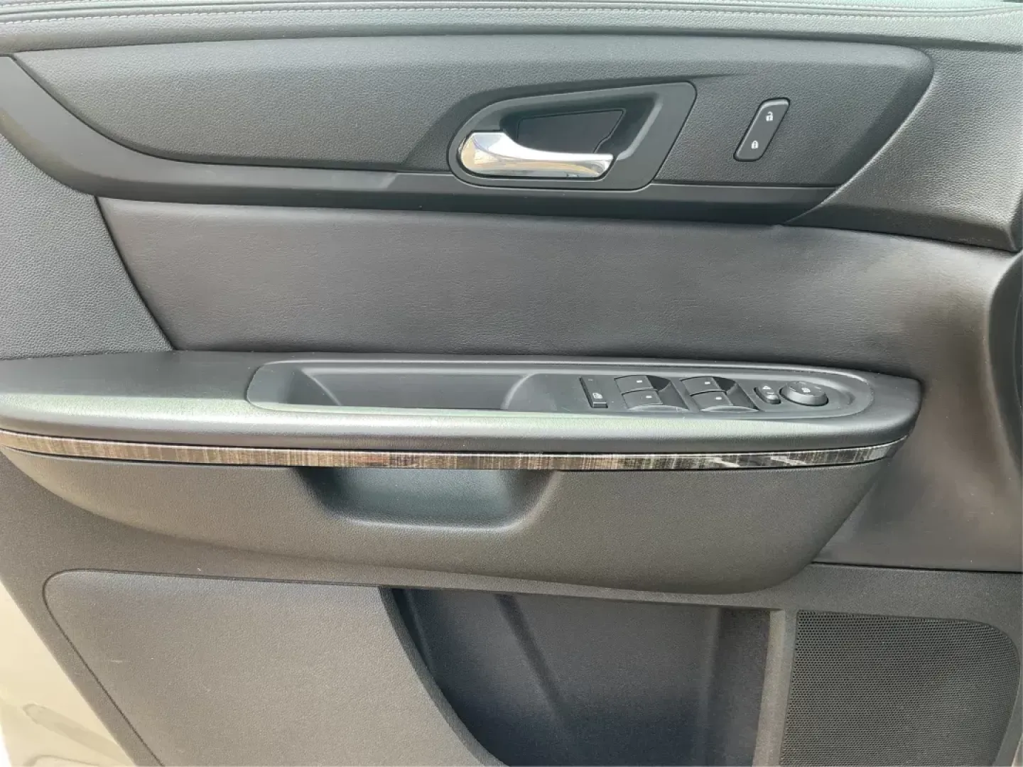 2016 GMC Acadia SLT-1 (1GKKVRKD0GJ) with an 3.6L V-6 gasoline direct injection engine, located at 1951 S Dayton Lakeview Rd., New Carlisle, OH, 45344, (937) 908-9800, 39.890999, -84.050255 - Photo#18