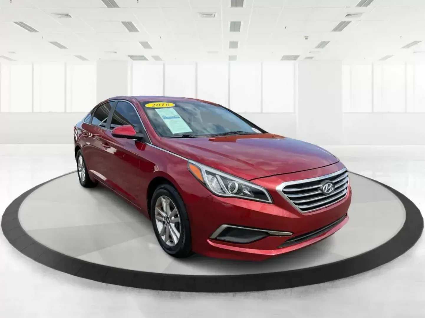 2016 Hyundai Sonata SE (5NPE24AF9GH) with an 2.4L I-4 gasoline direct injection engine, located at 880 E. National Road, OH, 45377, (937) 908-9800, 39.891918, -84.183975 - Photo#0