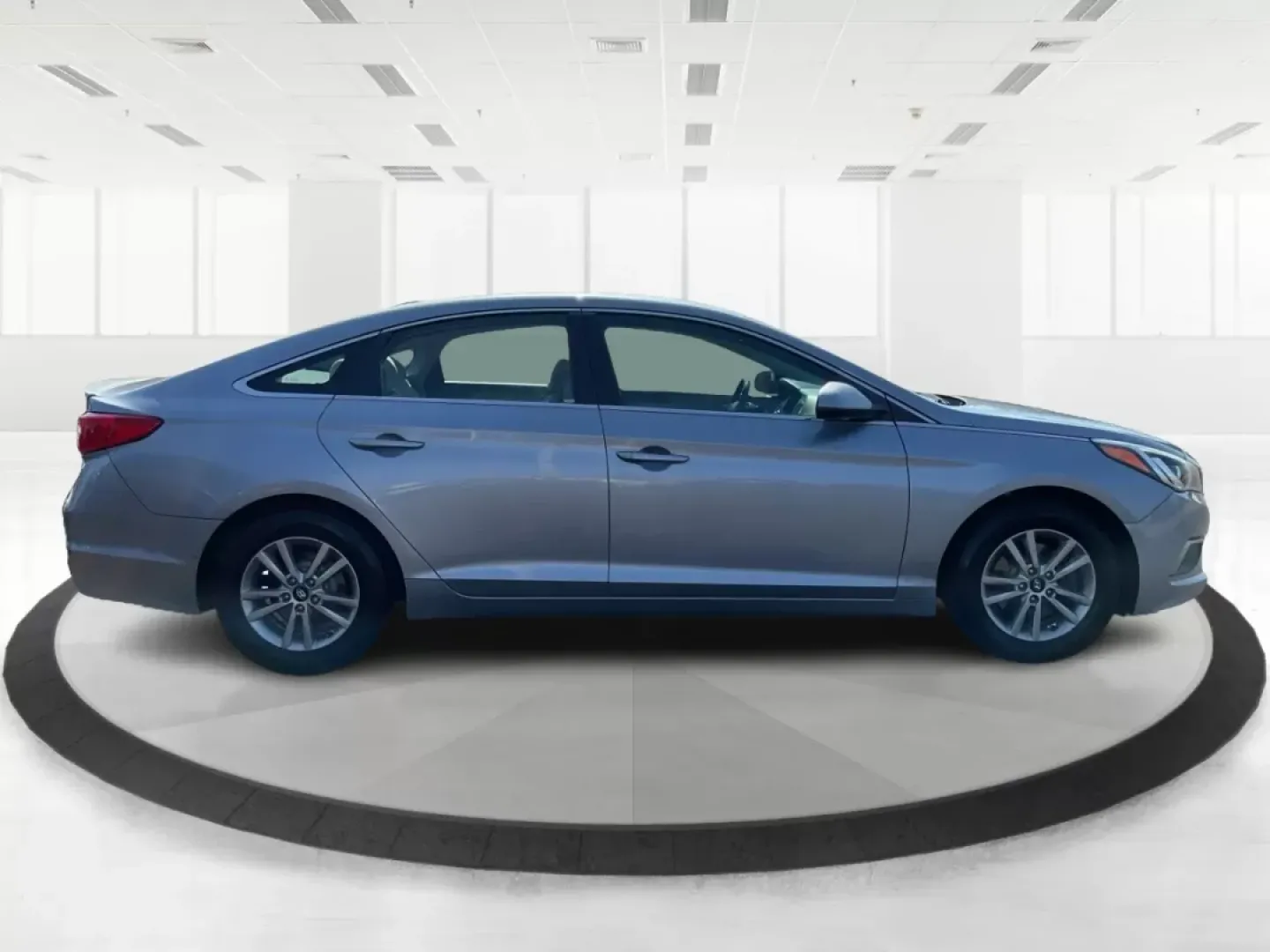 2016 Hyundai Sonata SE (5NPE24AF8GH) with an 2.4L I-4 gasoline direct injection engine, located at 1184 Kauffman Ave, Fairborn, OH, 45324, (937) 908-9800, 39.807072, -84.031563 - Photo#1