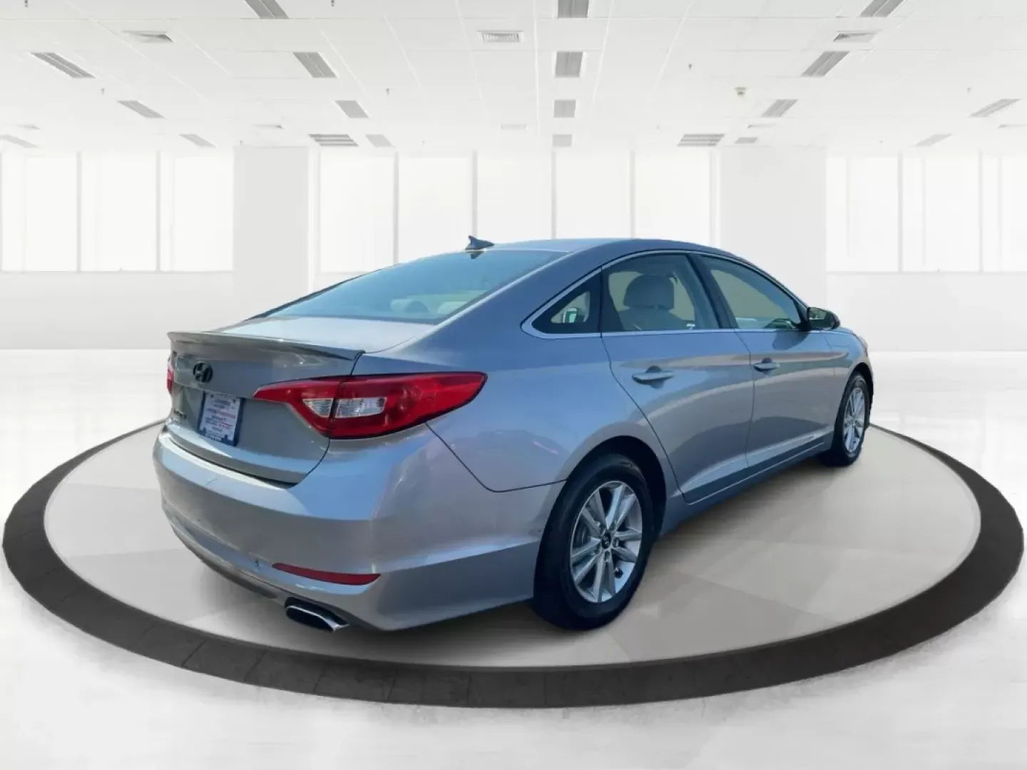 2016 Hyundai Sonata SE (5NPE24AF8GH) with an 2.4L I-4 gasoline direct injection engine, located at 1184 Kauffman Ave, Fairborn, OH, 45324, (937) 908-9800, 39.807072, -84.031563 - Photo#2