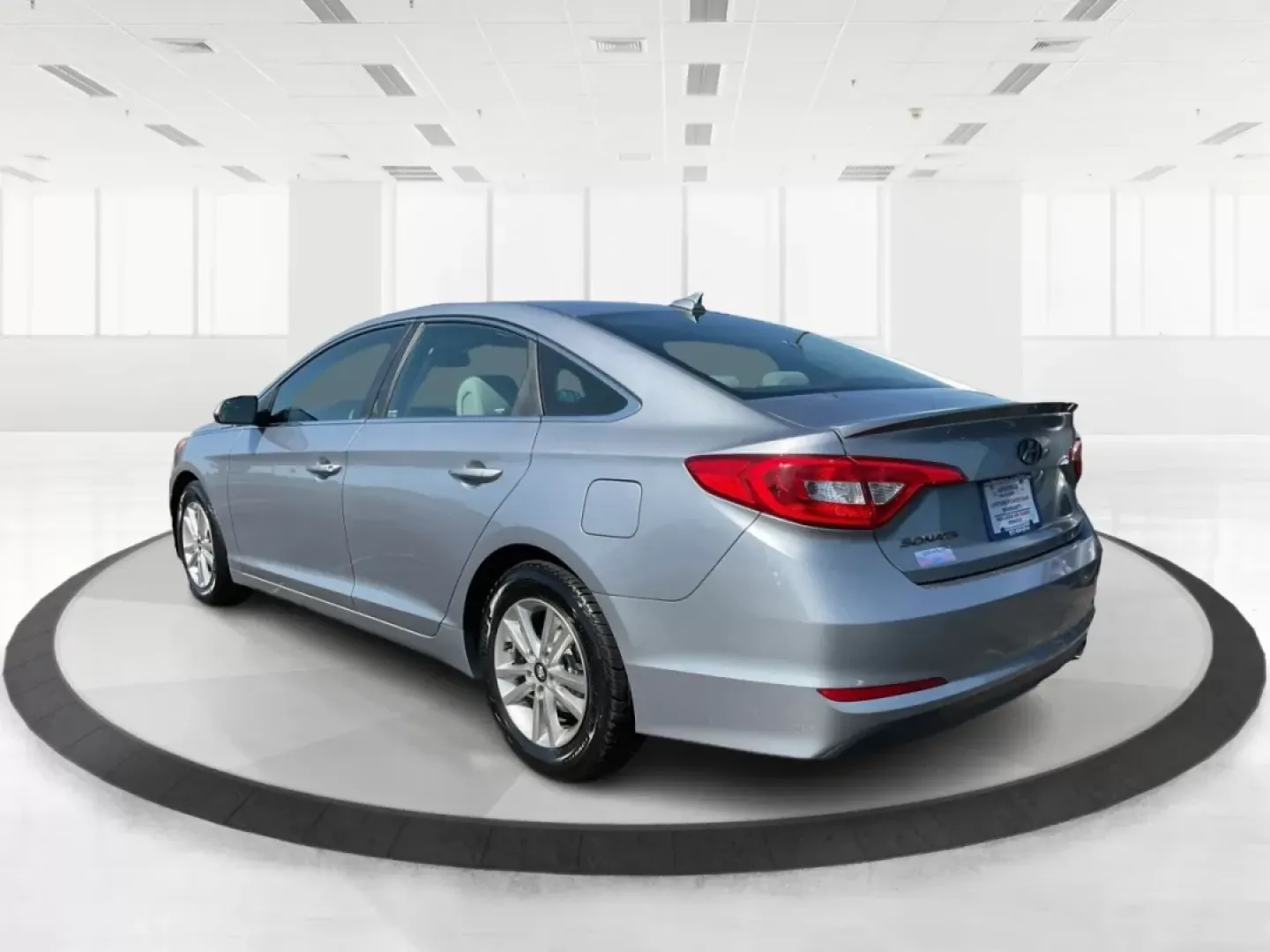 2016 Hyundai Sonata SE (5NPE24AF8GH) with an 2.4L I-4 gasoline direct injection engine, located at 1184 Kauffman Ave, Fairborn, OH, 45324, (937) 908-9800, 39.807072, -84.031563 - Photo#4