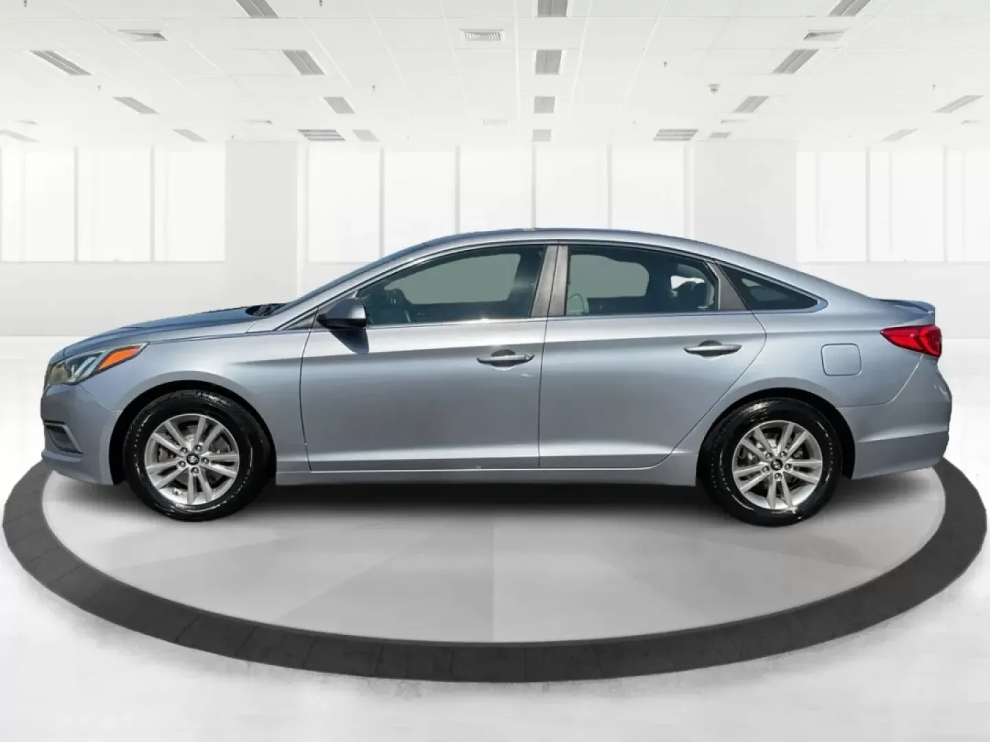 2016 Hyundai Sonata SE (5NPE24AF8GH) with an 2.4L I-4 gasoline direct injection engine, located at 1184 Kauffman Ave, Fairborn, OH, 45324, (937) 908-9800, 39.807072, -84.031563 - Photo#5