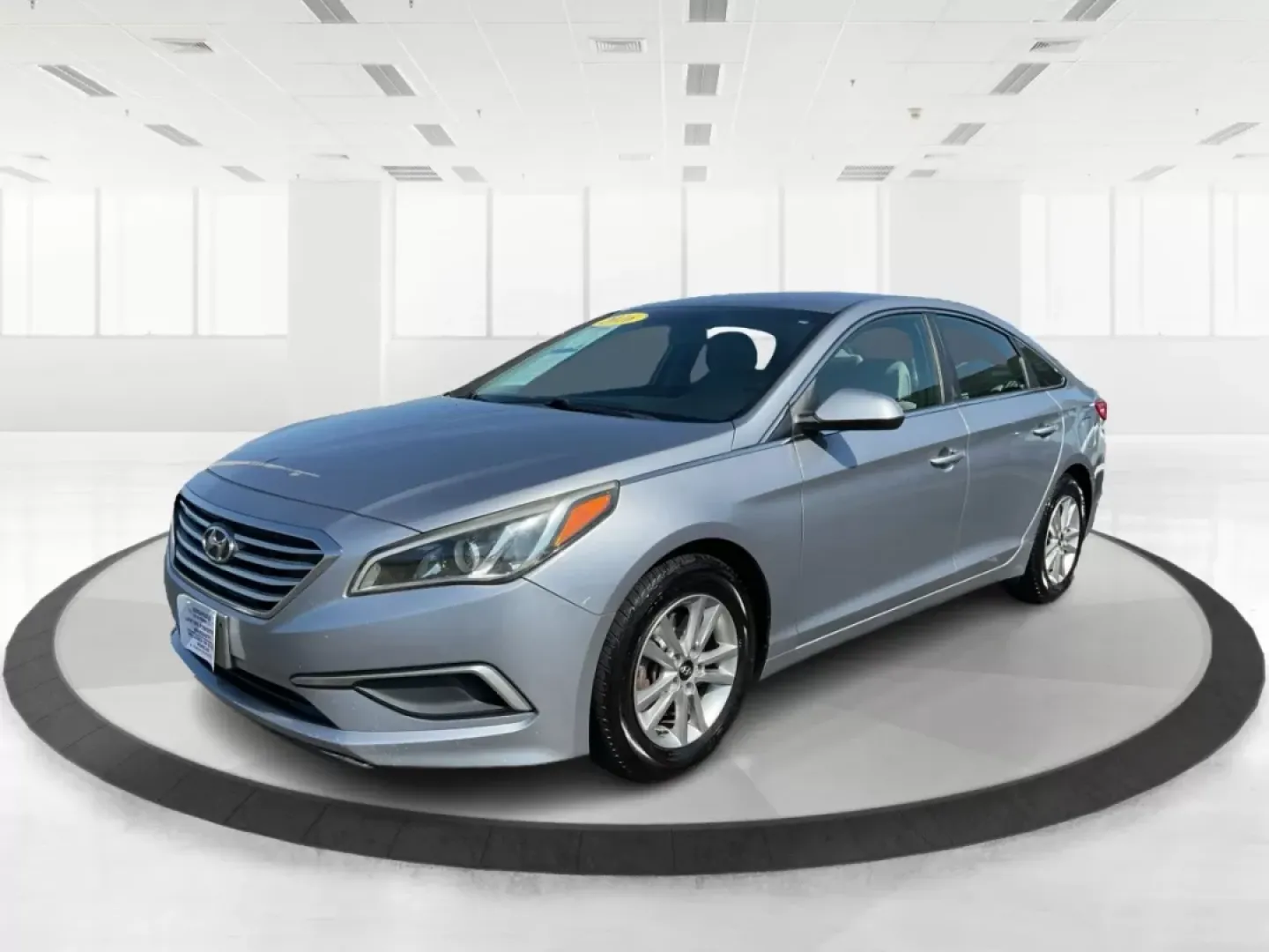 2016 Hyundai Sonata SE (5NPE24AF8GH) with an 2.4L I-4 gasoline direct injection engine, located at 1184 Kauffman Ave, Fairborn, OH, 45324, (937) 908-9800, 39.807072, -84.031563 - Photo#7
