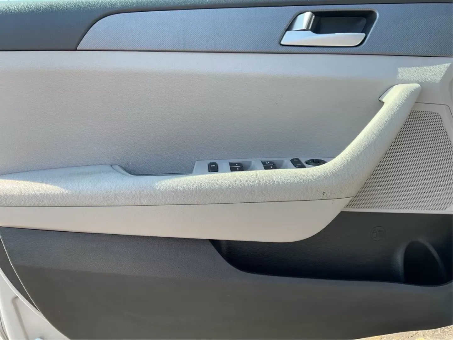 2016 Hyundai Sonata SE (5NPE24AF8GH) with an 2.4L I-4 gasoline direct injection engine, located at 1184 Kauffman Ave, Fairborn, OH, 45324, (937) 908-9800, 39.807072, -84.031563 - Photo#16