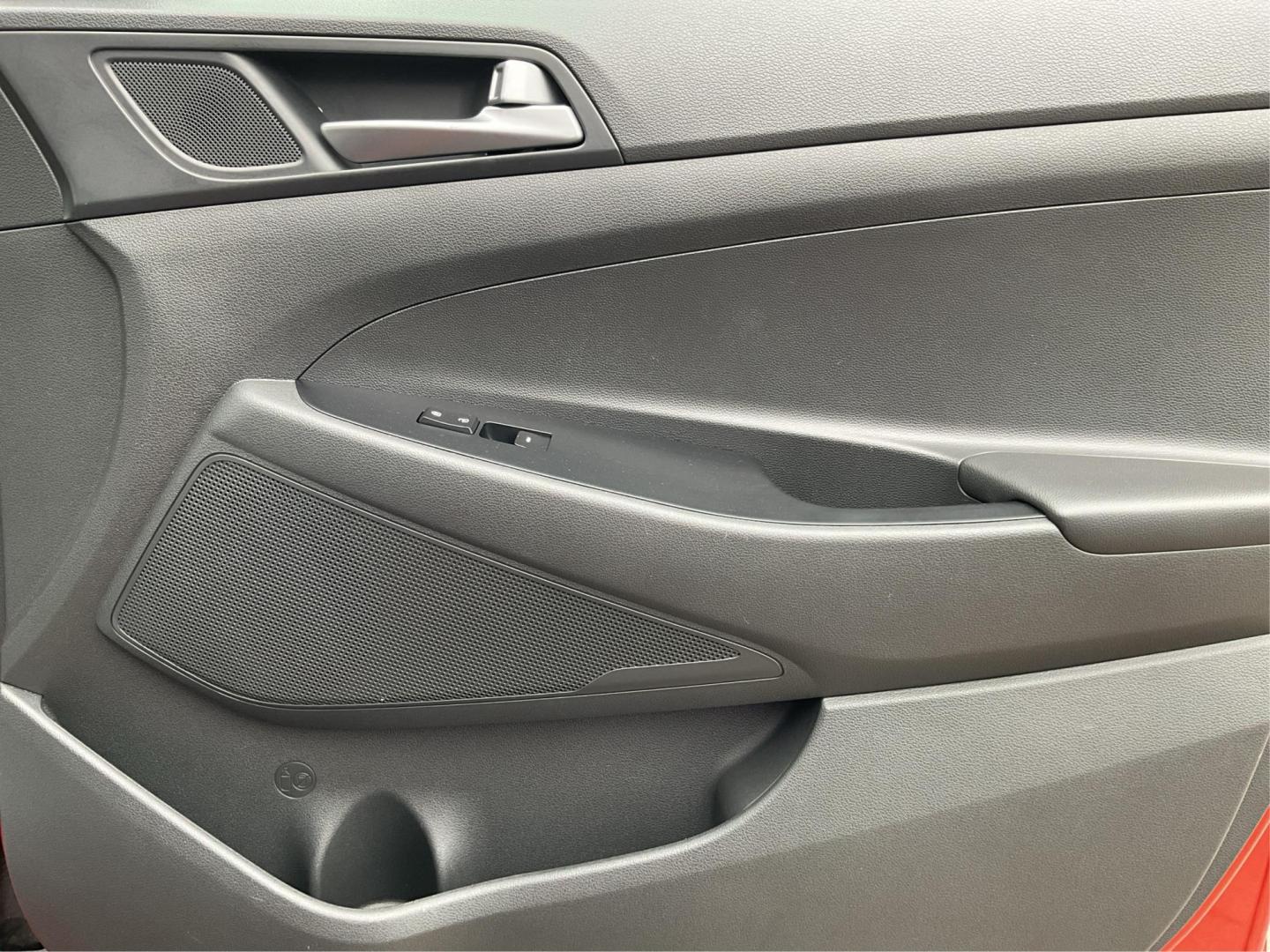 2016 Hyundai Tucson SE (KM8J33A41GU) with an Other engine, located at 1230 East Main St, Xenia, OH, 45385, (937) 908-9800, 39.688042, -83.910538 - Photo#18