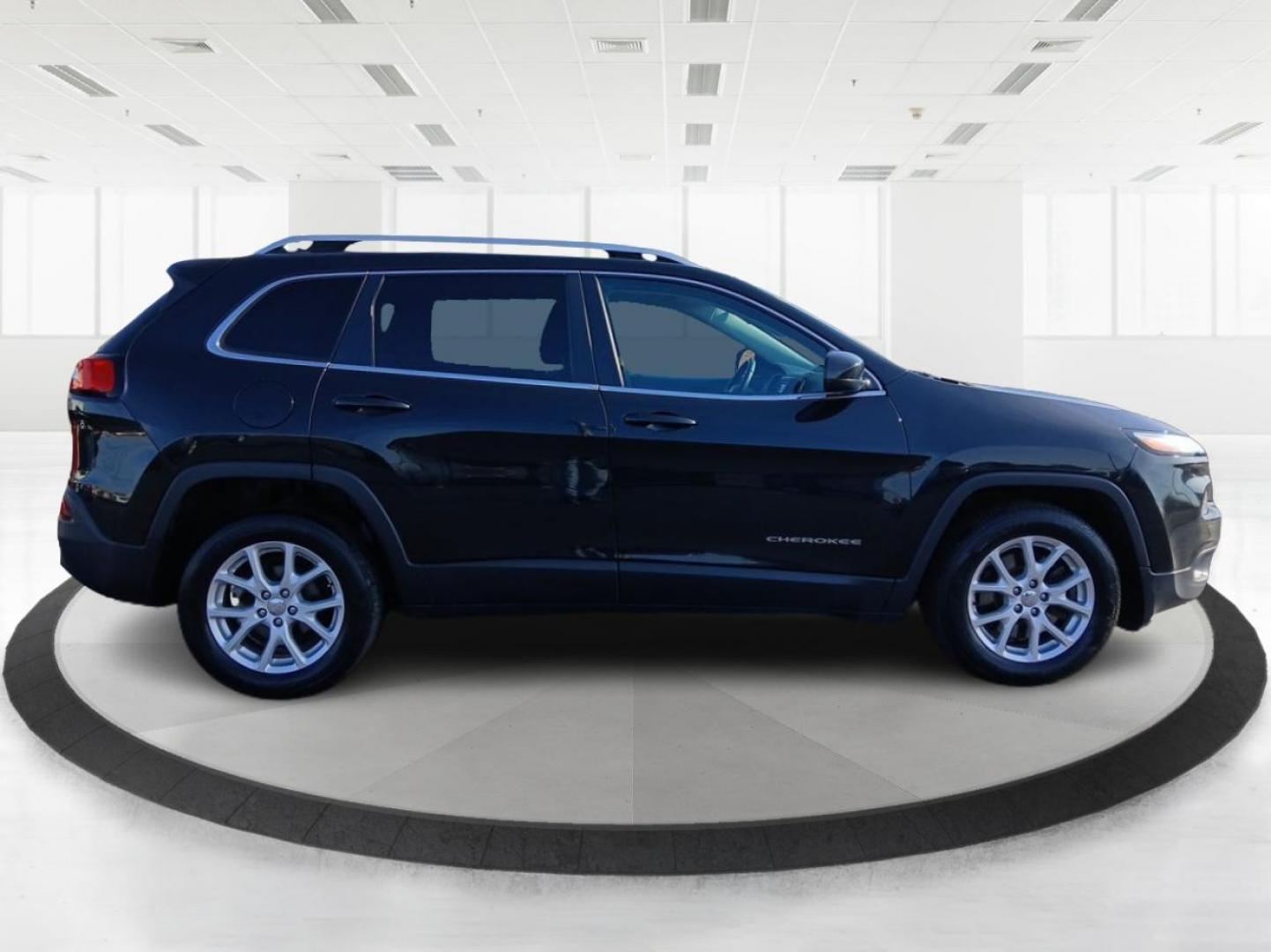 2016 Jeep Cherokee Latitude FWD (1C4PJLCB1GW) with an 2.4L L4 DOHC 16V engine, 9-Speed Automatic transmission, located at 4508 South Dixie Dr, Moraine, OH, 45439, (937) 908-9800, 39.807072, -84.031563 - Photo#1