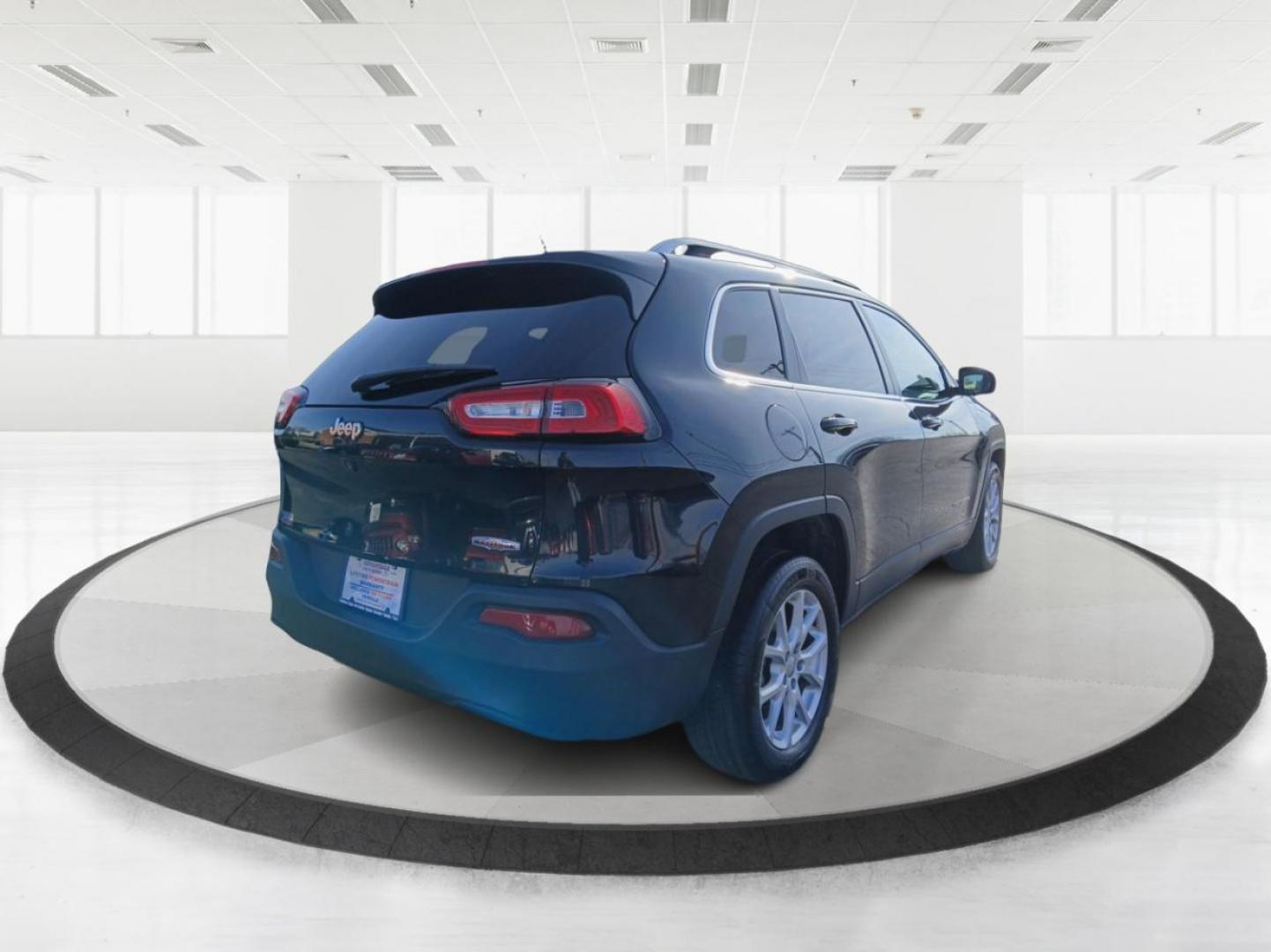 2016 Jeep Cherokee Latitude FWD (1C4PJLCB1GW) with an 2.4L L4 DOHC 16V engine, 9-Speed Automatic transmission, located at 4508 South Dixie Dr, Moraine, OH, 45439, (937) 908-9800, 39.807072, -84.031563 - Photo#2