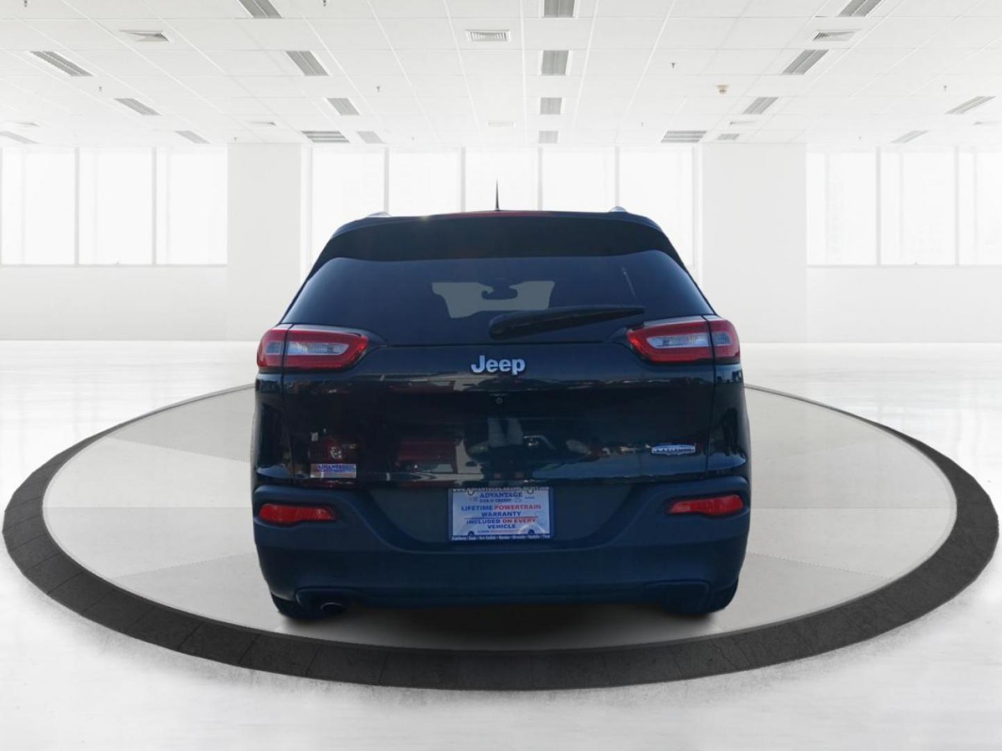 2016 Jeep Cherokee Latitude FWD (1C4PJLCB1GW) with an 2.4L L4 DOHC 16V engine, 9-Speed Automatic transmission, located at 4508 South Dixie Dr, Moraine, OH, 45439, (937) 908-9800, 39.807072, -84.031563 - Photo#3
