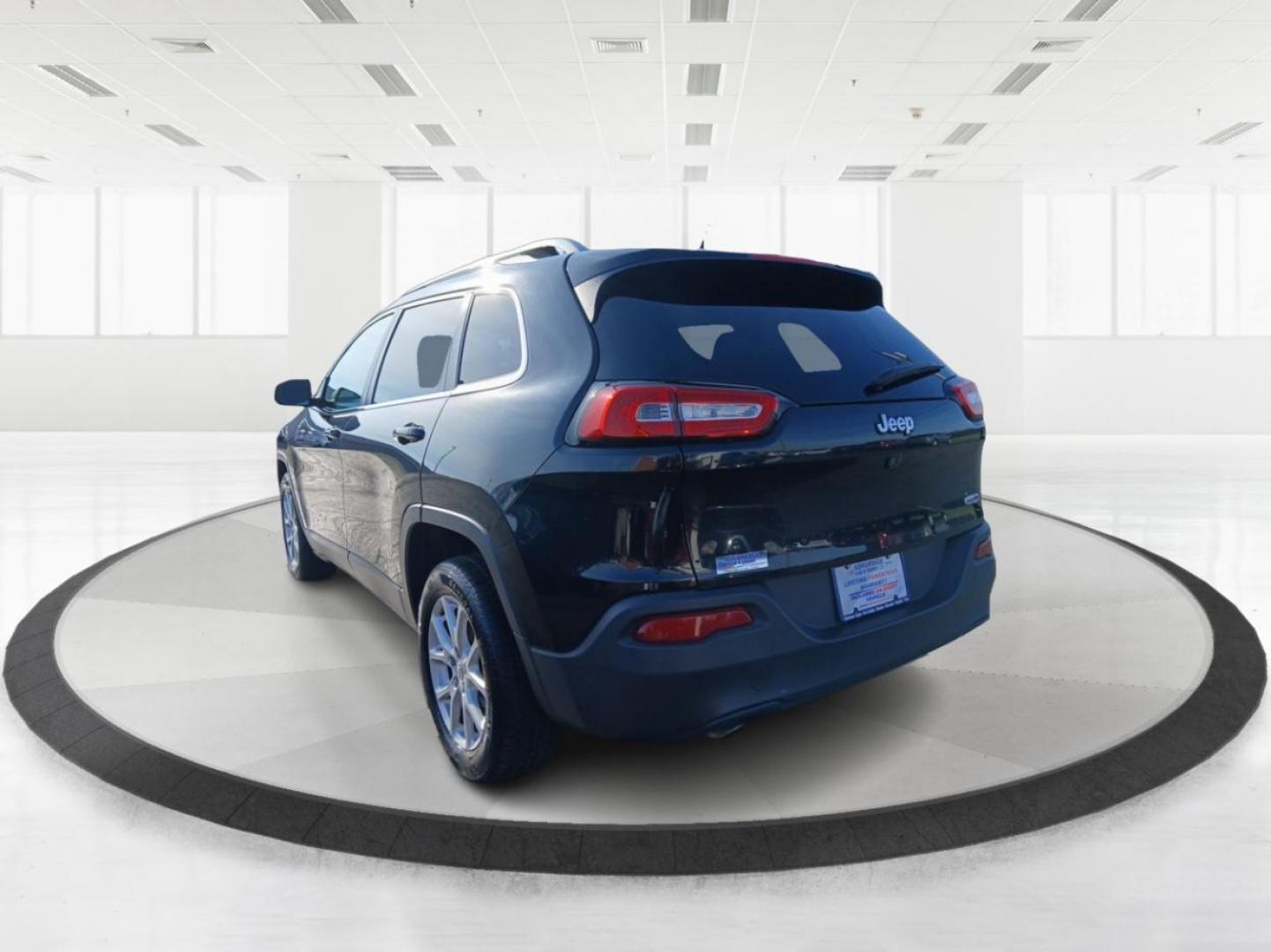 2016 Jeep Cherokee Latitude FWD (1C4PJLCB1GW) with an 2.4L L4 DOHC 16V engine, 9-Speed Automatic transmission, located at 4508 South Dixie Dr, Moraine, OH, 45439, (937) 908-9800, 39.807072, -84.031563 - Photo#4