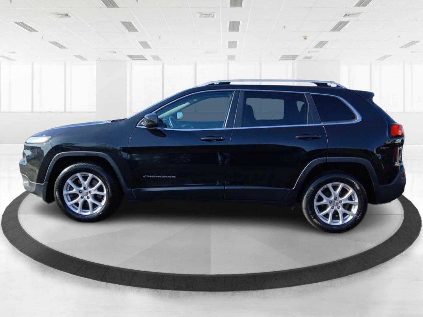 2016 Jeep Cherokee Latitude FWD (1C4PJLCB1GW) with an 2.4L L4 DOHC 16V engine, 9-Speed Automatic transmission, located at 4508 South Dixie Dr, Moraine, OH, 45439, (937) 908-9800, 39.807072, -84.031563 - Photo#5