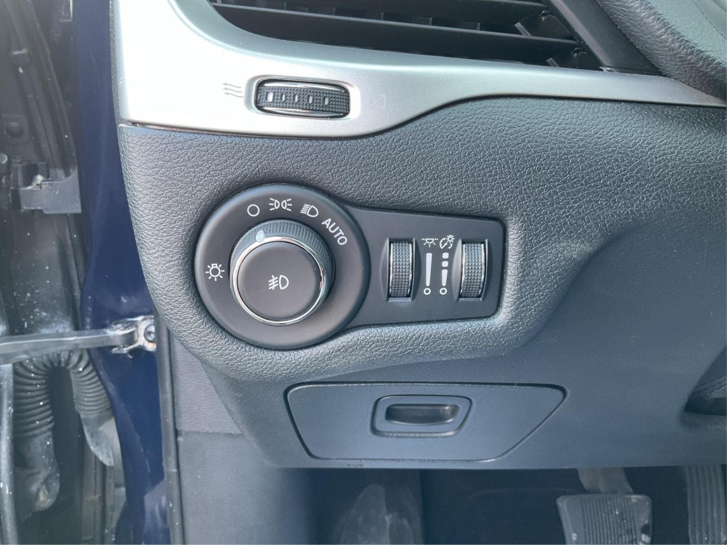 2016 Jeep Cherokee Trailhawk 4WD (1C4PJMBS9GW) with an 3.2L V6 DOHC 24V engine, 9-Speed Automatic transmission, located at 1184 Kauffman Ave, Fairborn, OH, 45324, (937) 908-9800, 39.807072, -84.031563 - Photo#14