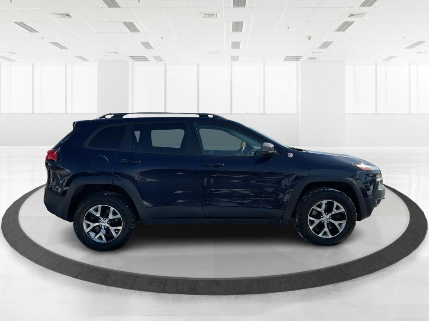 2016 Jeep Cherokee Trailhawk 4WD (1C4PJMBS9GW) with an 3.2L V6 DOHC 24V engine, 9-Speed Automatic transmission, located at 1184 Kauffman Ave, Fairborn, OH, 45324, (937) 908-9800, 39.807072, -84.031563 - Photo#1