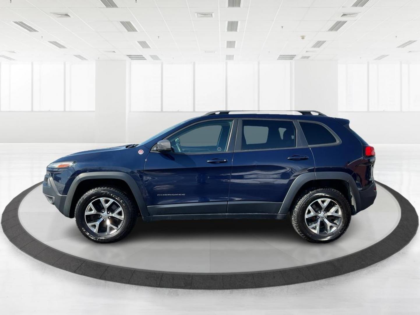 2016 Jeep Cherokee Trailhawk 4WD (1C4PJMBS9GW) with an 3.2L V6 DOHC 24V engine, 9-Speed Automatic transmission, located at 1184 Kauffman Ave, Fairborn, OH, 45324, (937) 908-9800, 39.807072, -84.031563 - Photo#3