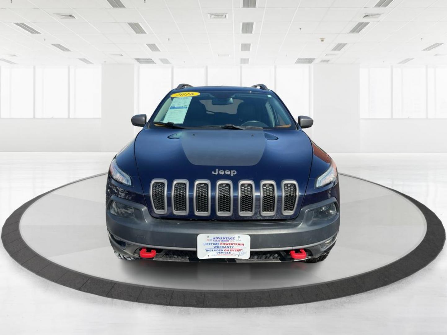 2016 Jeep Cherokee Trailhawk 4WD (1C4PJMBS9GW) with an 3.2L V6 DOHC 24V engine, 9-Speed Automatic transmission, located at 1184 Kauffman Ave, Fairborn, OH, 45324, (937) 908-9800, 39.807072, -84.031563 - Photo#4