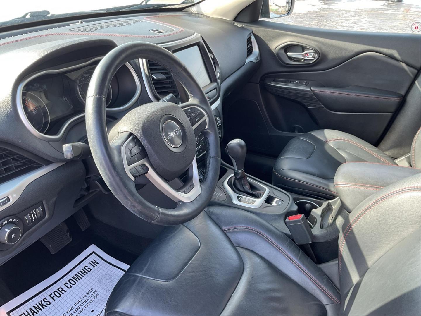 2016 Jeep Cherokee Trailhawk 4WD (1C4PJMBS9GW) with an 3.2L V6 DOHC 24V engine, 9-Speed Automatic transmission, located at 1184 Kauffman Ave, Fairborn, OH, 45324, (937) 908-9800, 39.807072, -84.031563 - Photo#6