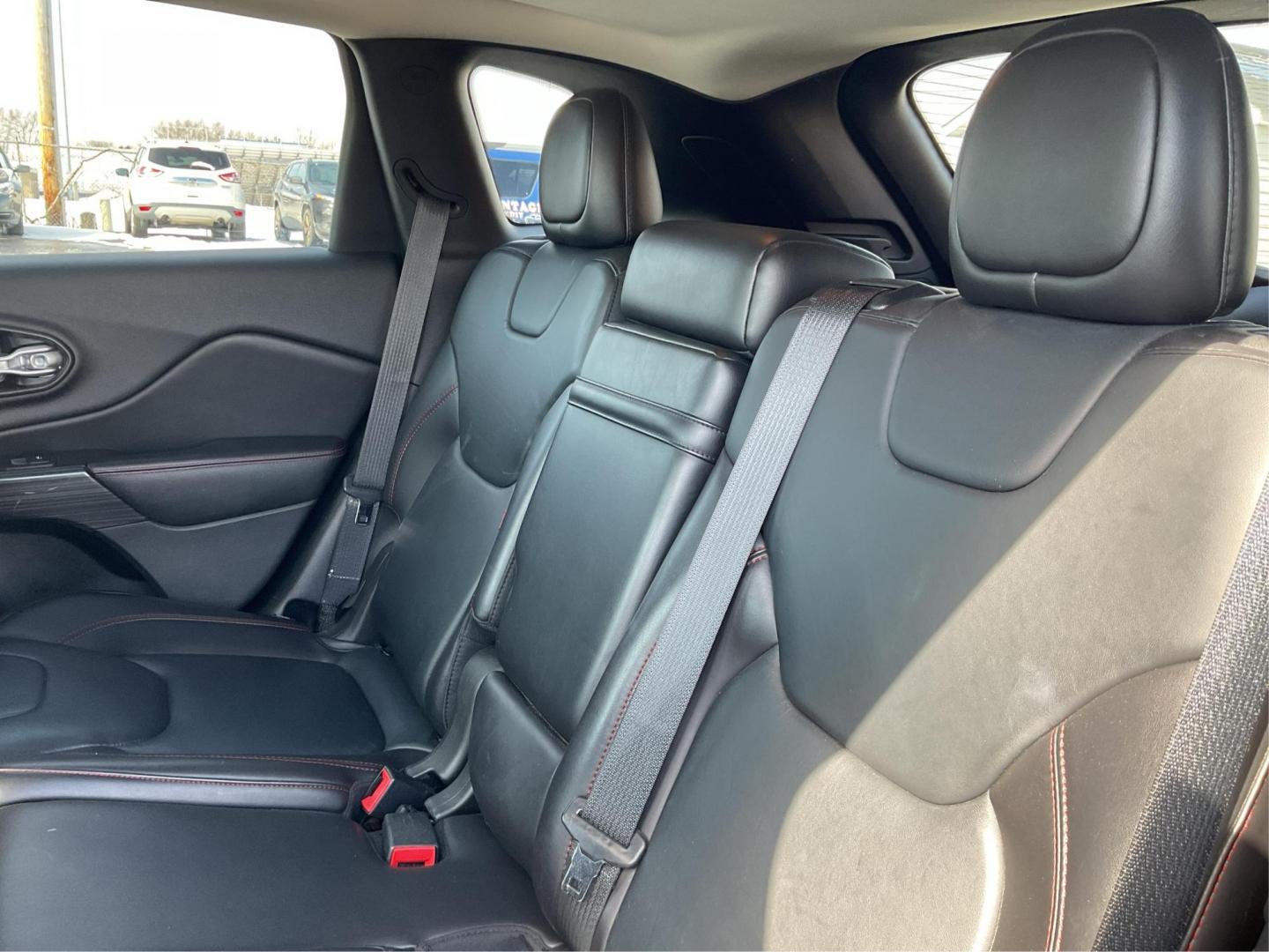 2016 Jeep Cherokee Trailhawk 4WD (1C4PJMBS9GW) with an 3.2L V6 DOHC 24V engine, 9-Speed Automatic transmission, located at 1184 Kauffman Ave, Fairborn, OH, 45324, (937) 908-9800, 39.807072, -84.031563 - Photo#7