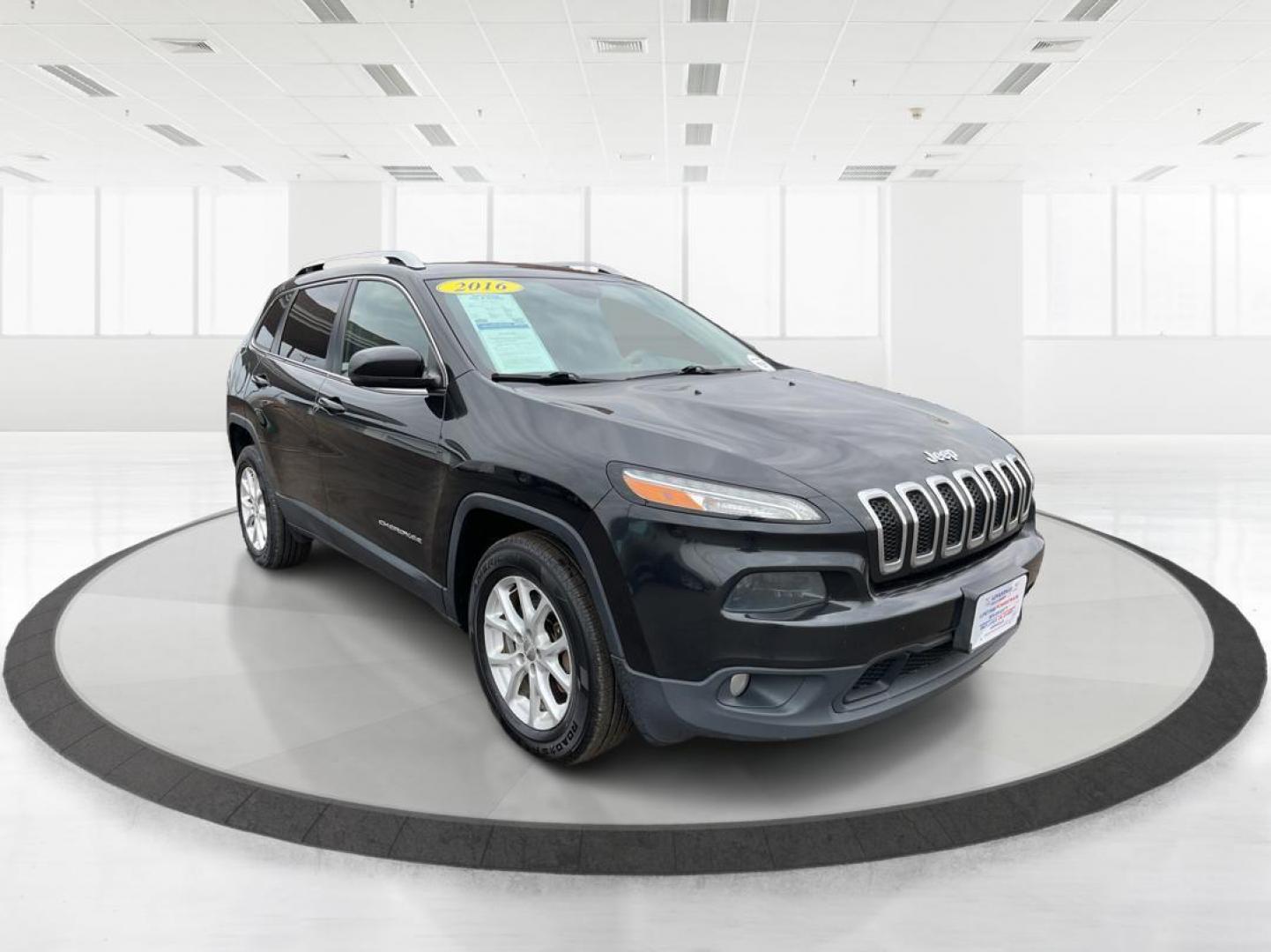 2016 Jeep Cherokee Latitude (1C4PJMCS0GW) with an Pentastar 3.2L V-6 DOHC engine, located at 1230 East Main St, Xenia, OH, 45385, (937) 908-9800, 39.688042, -83.910538 - Photo#0