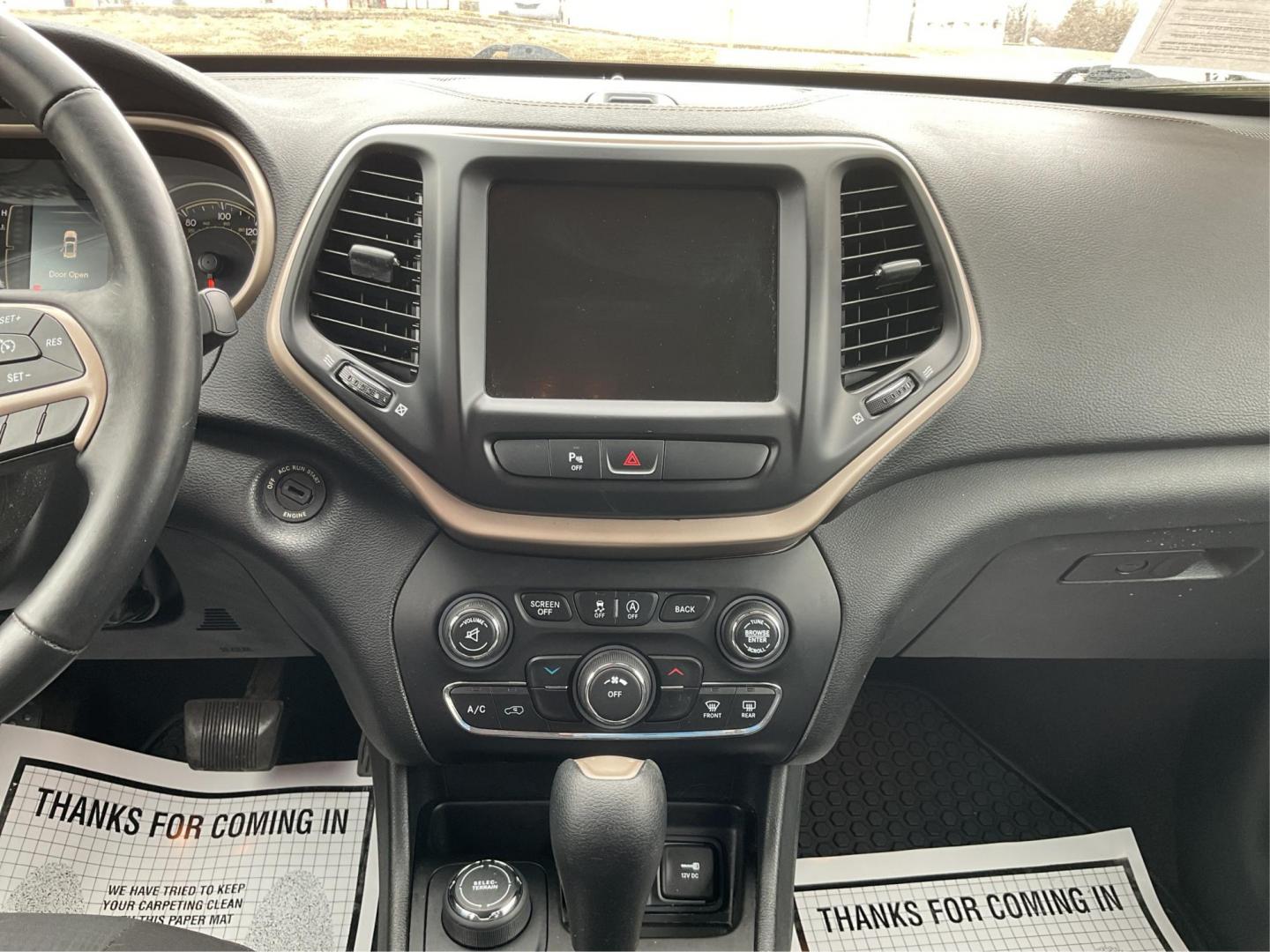 2016 Jeep Cherokee Latitude (1C4PJMCS0GW) with an Pentastar 3.2L V-6 DOHC engine, located at 1230 East Main St, Xenia, OH, 45385, (937) 908-9800, 39.688042, -83.910538 - Photo#12