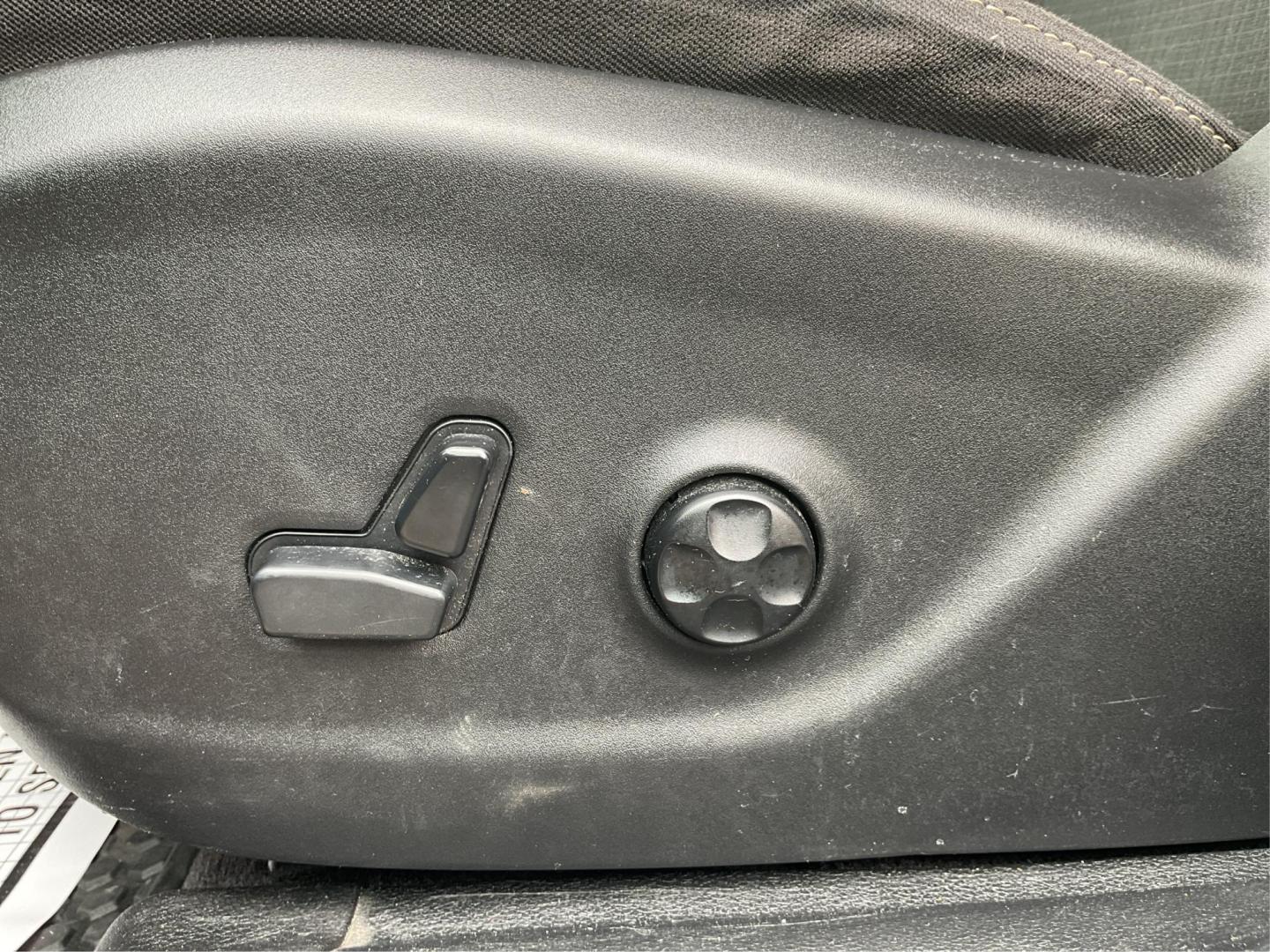 2016 Jeep Cherokee Latitude (1C4PJMCS0GW) with an Pentastar 3.2L V-6 DOHC engine, located at 1230 East Main St, Xenia, OH, 45385, (937) 908-9800, 39.688042, -83.910538 - Photo#17