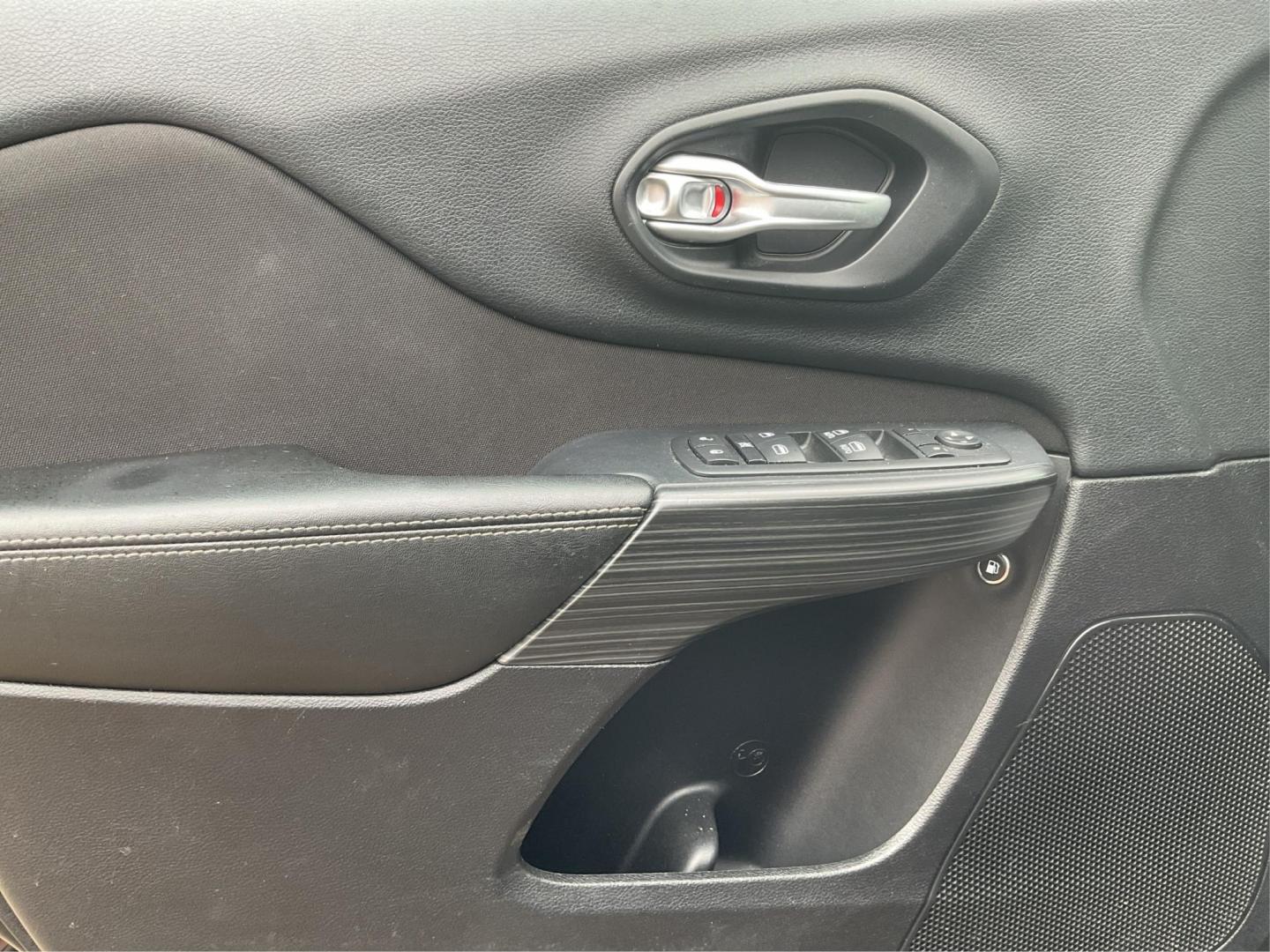 2016 Jeep Cherokee Latitude (1C4PJMCS0GW) with an Pentastar 3.2L V-6 DOHC engine, located at 1230 East Main St, Xenia, OH, 45385, (937) 908-9800, 39.688042, -83.910538 - Photo#18