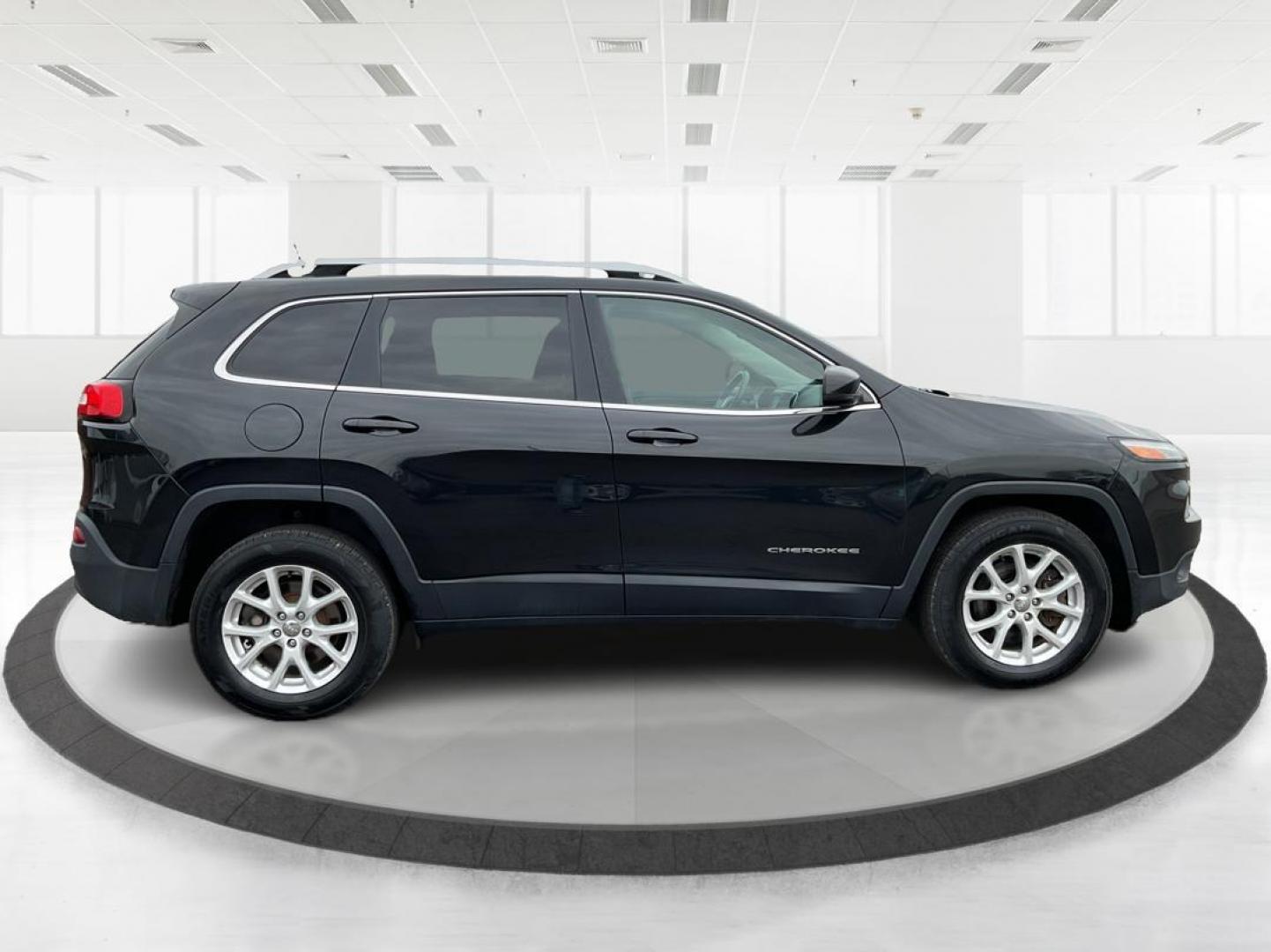 2016 Jeep Cherokee Latitude (1C4PJMCS0GW) with an Pentastar 3.2L V-6 DOHC engine, located at 1230 East Main St, Xenia, OH, 45385, (937) 908-9800, 39.688042, -83.910538 - Photo#1