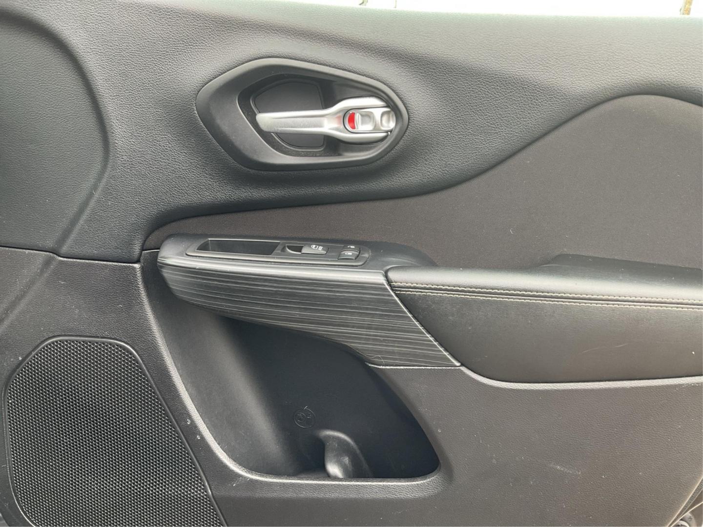2016 Jeep Cherokee Latitude (1C4PJMCS0GW) with an Pentastar 3.2L V-6 DOHC engine, located at 1230 East Main St, Xenia, OH, 45385, (937) 908-9800, 39.688042, -83.910538 - Photo#19