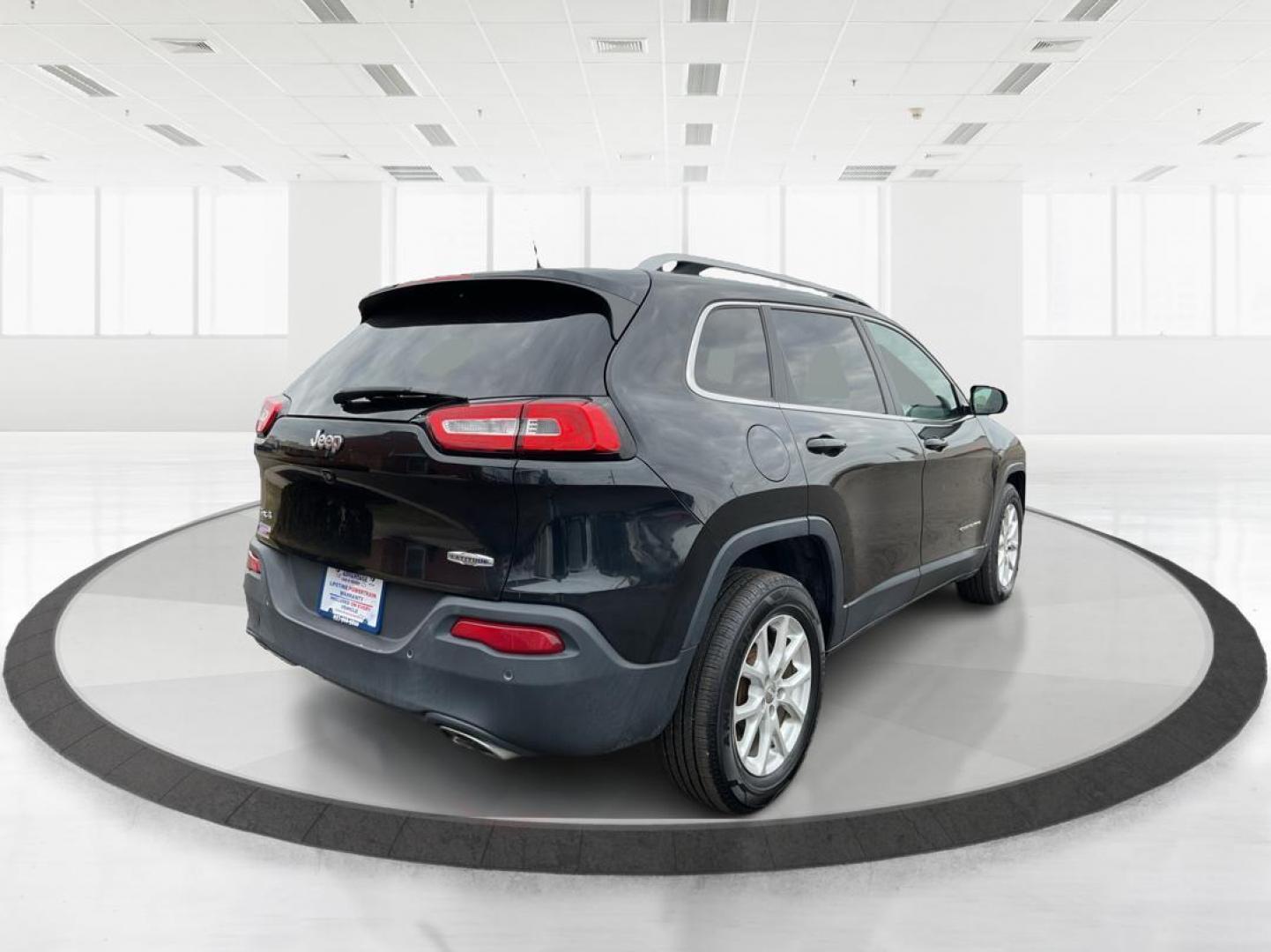 2016 Jeep Cherokee Latitude (1C4PJMCS0GW) with an Pentastar 3.2L V-6 DOHC engine, located at 1230 East Main St, Xenia, OH, 45385, (937) 908-9800, 39.688042, -83.910538 - Photo#2