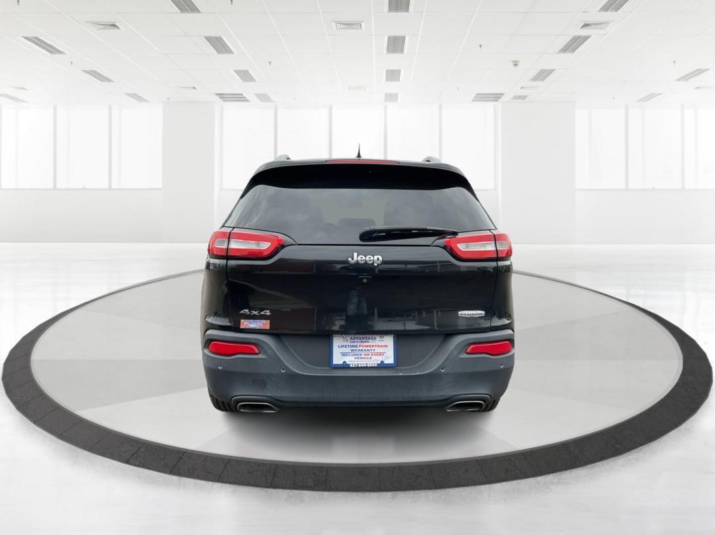 2016 Jeep Cherokee Latitude (1C4PJMCS0GW) with an Pentastar 3.2L V-6 DOHC engine, located at 1230 East Main St, Xenia, OH, 45385, (937) 908-9800, 39.688042, -83.910538 - Photo#3