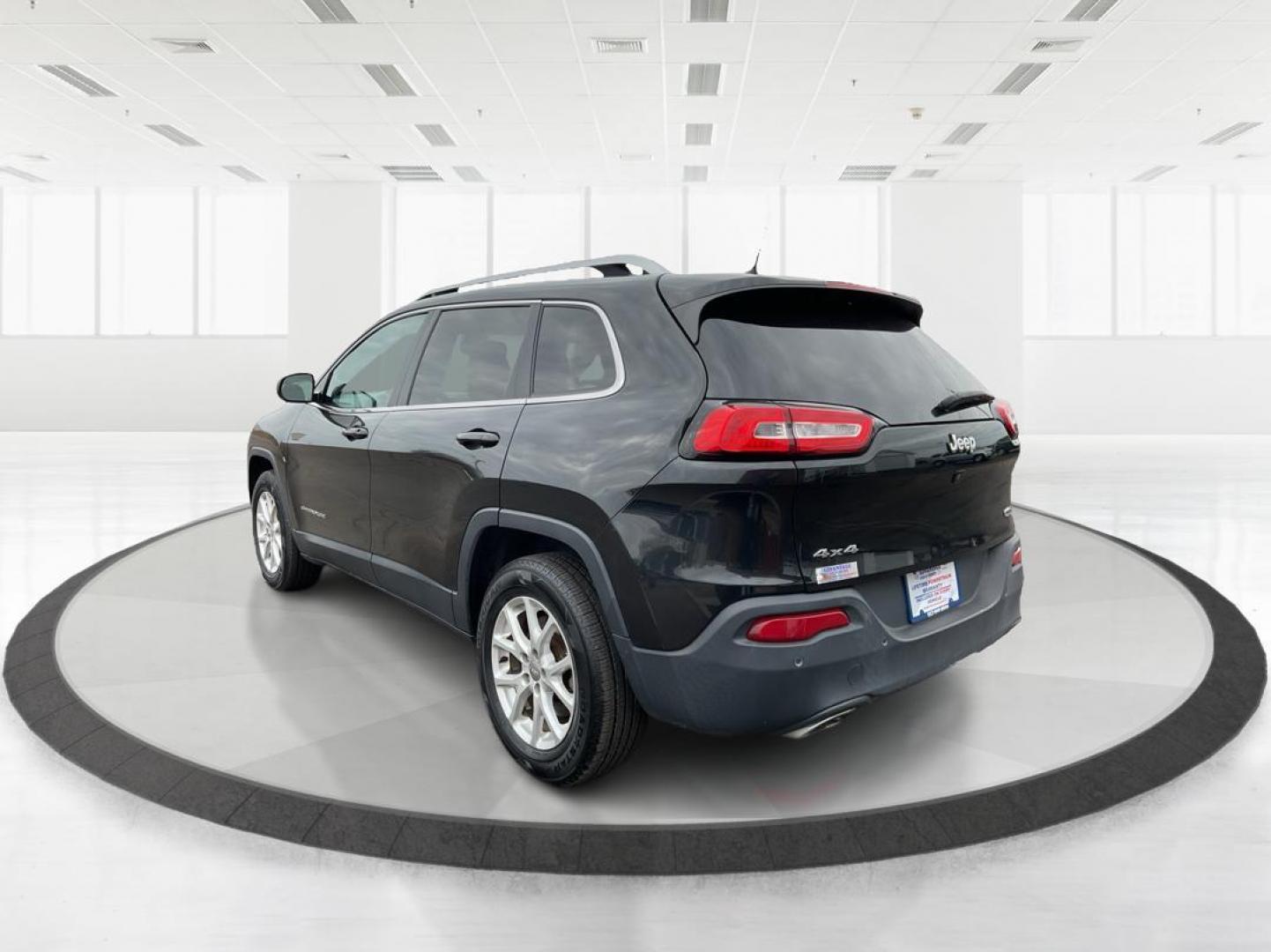 2016 Jeep Cherokee Latitude (1C4PJMCS0GW) with an Pentastar 3.2L V-6 DOHC engine, located at 1230 East Main St, Xenia, OH, 45385, (937) 908-9800, 39.688042, -83.910538 - Photo#4