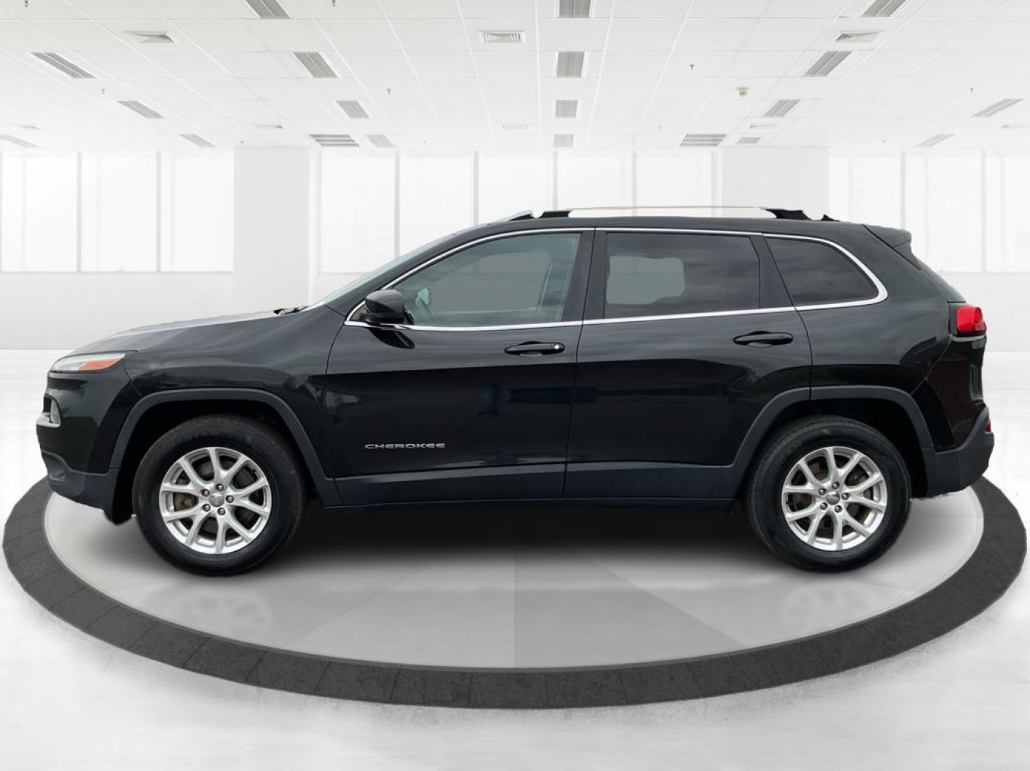 2016 Jeep Cherokee Latitude (1C4PJMCS0GW) with an Pentastar 3.2L V-6 DOHC engine, located at 1230 East Main St, Xenia, OH, 45385, (937) 908-9800, 39.688042, -83.910538 - Photo#5