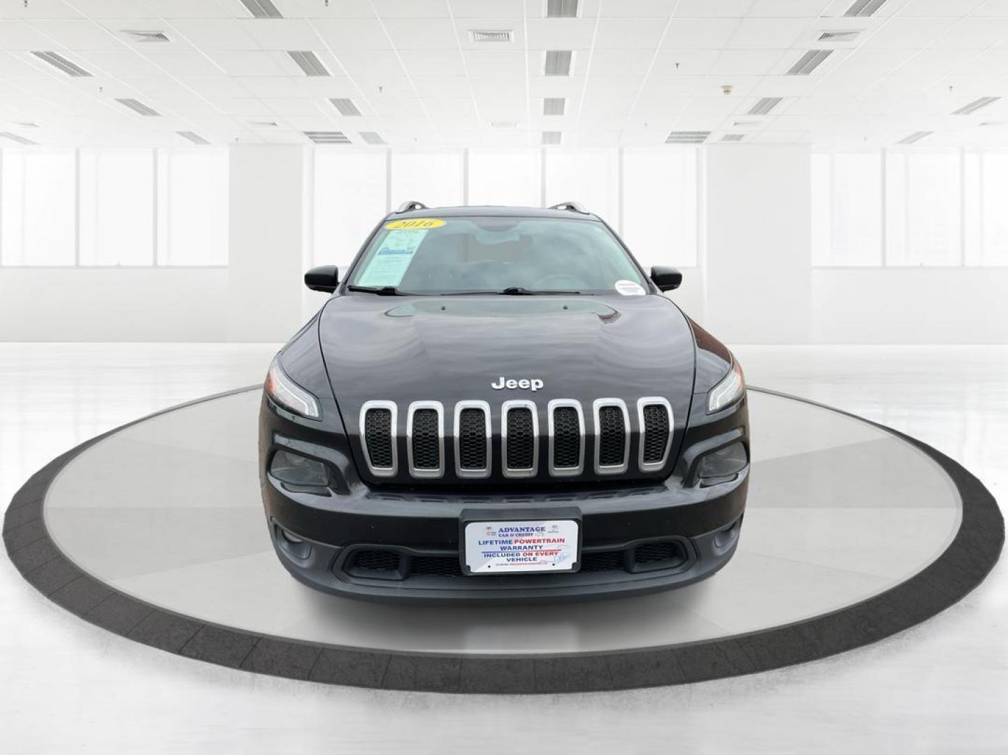 2016 Jeep Cherokee Latitude (1C4PJMCS0GW) with an Pentastar 3.2L V-6 DOHC engine, located at 1230 East Main St, Xenia, OH, 45385, (937) 908-9800, 39.688042, -83.910538 - Photo#6