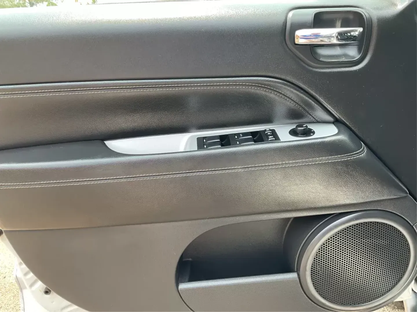 2016 Jeep Compass High Altitude Edition (1C4NJDEB9GD) with an 2.4L I-4 DOHC engine, located at 880 E. National Road, OH, 45377, (937) 908-9800, 39.891918, -84.183975 - Photo#16