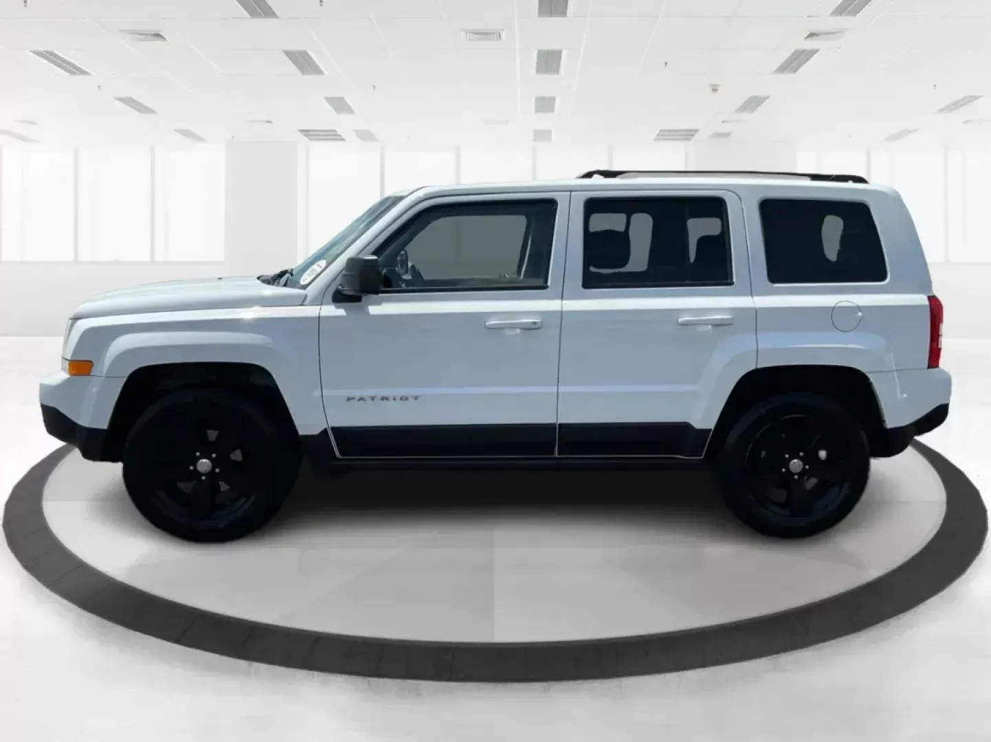 2016 Jeep Patriot Sport (1C4NJRBB2GD) with an 2.4L I-4 DOHC engine, located at 401 Woodman Dr, Riverside, OH, 45431, (937) 908-9800, 39.761024, -84.120956 - Photo#5