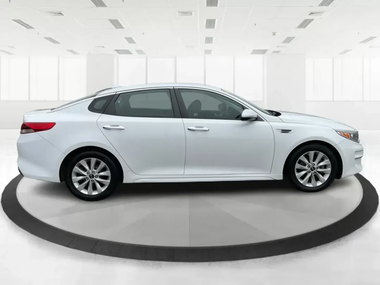 2016 Kia Optima LX (5XXGT4L32GG) with an Theta II 2.4L I-4 gasoline direct injection engine, located at 1184 Kauffman Ave, Fairborn, OH, 45324, (937) 908-9800, 39.807072, -84.031563 - Photo#1