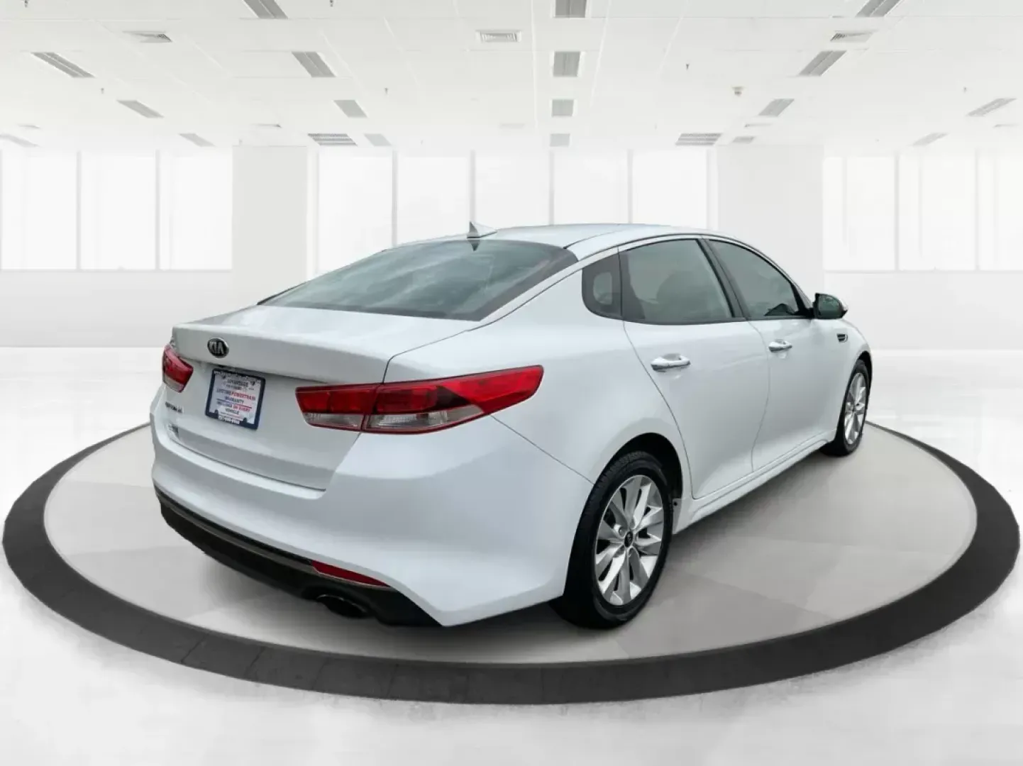 2016 Kia Optima LX (5XXGT4L32GG) with an Theta II 2.4L I-4 gasoline direct injection engine, located at 1184 Kauffman Ave, Fairborn, OH, 45324, (937) 908-9800, 39.807072, -84.031563 - Photo#2