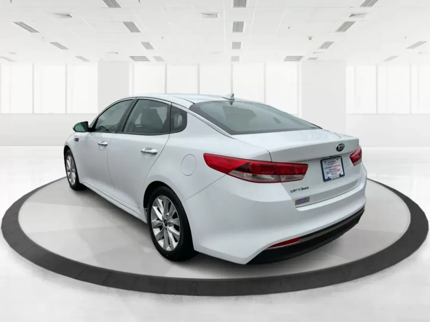 2016 Kia Optima LX (5XXGT4L32GG) with an Theta II 2.4L I-4 gasoline direct injection engine, located at 1184 Kauffman Ave, Fairborn, OH, 45324, (937) 908-9800, 39.807072, -84.031563 - Photo#4