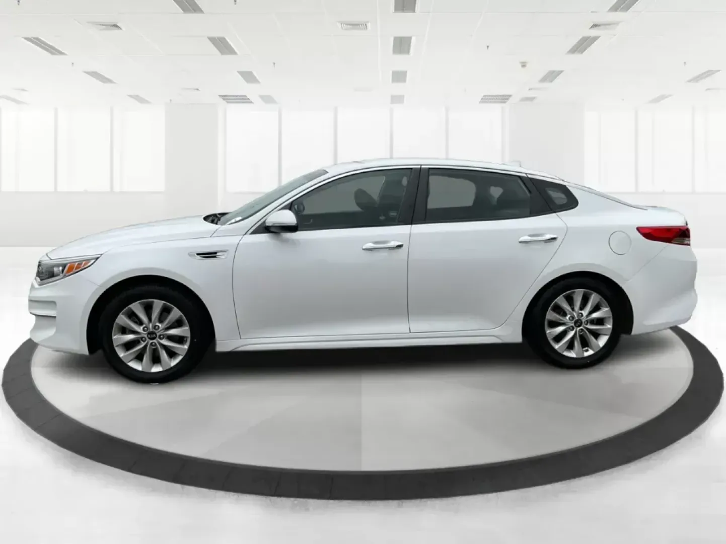 2016 Kia Optima LX (5XXGT4L32GG) with an Theta II 2.4L I-4 gasoline direct injection engine, located at 1184 Kauffman Ave, Fairborn, OH, 45324, (937) 908-9800, 39.807072, -84.031563 - Photo#5