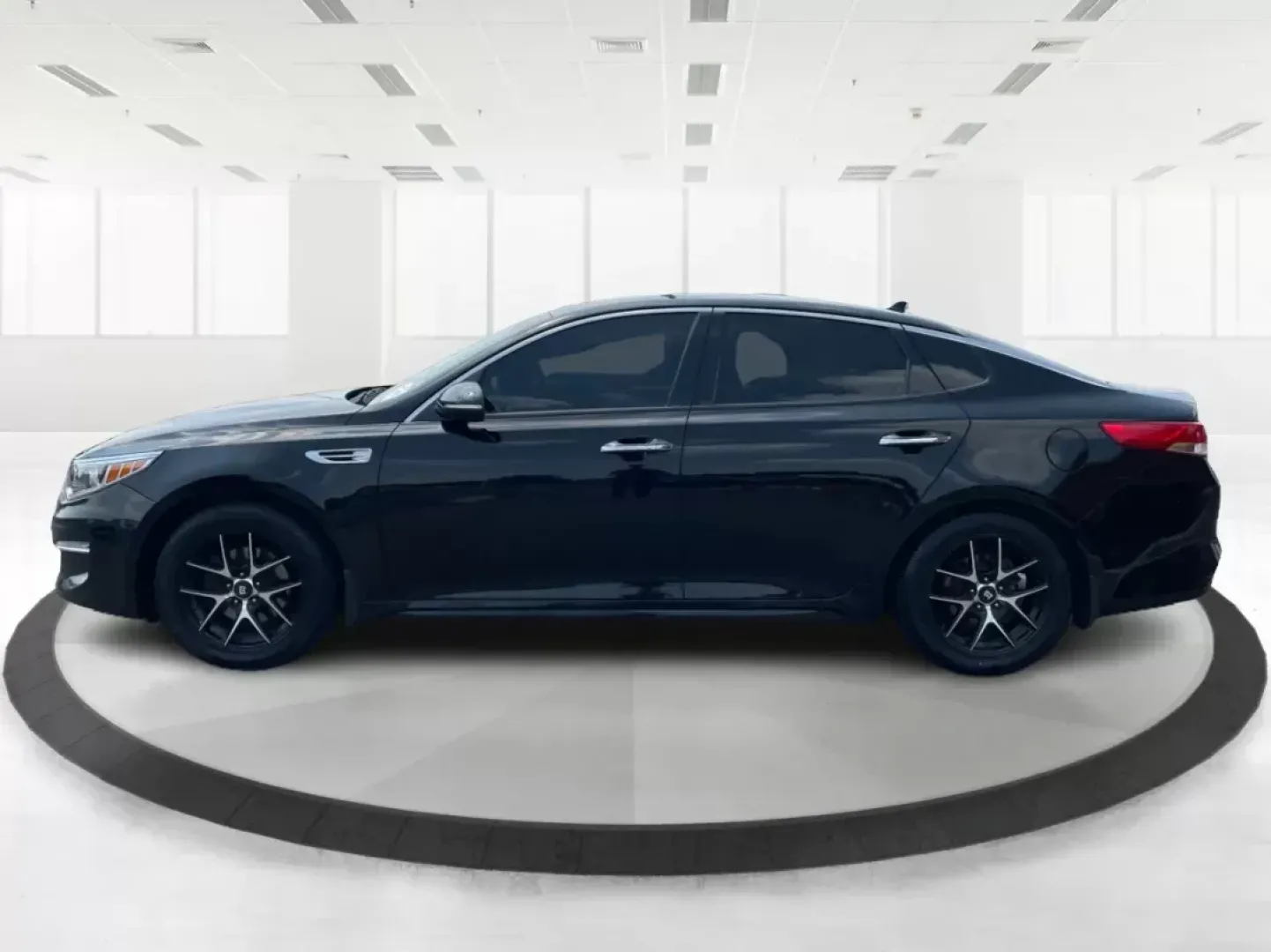 2016 Kia Optima EX (5XXGU4L35GG) with an Theta II 2.4L I-4 gasoline direct injection engine, located at 880 E. National Road, OH, 45377, (937) 908-9800, 39.891918, -84.183975 - Photo#5