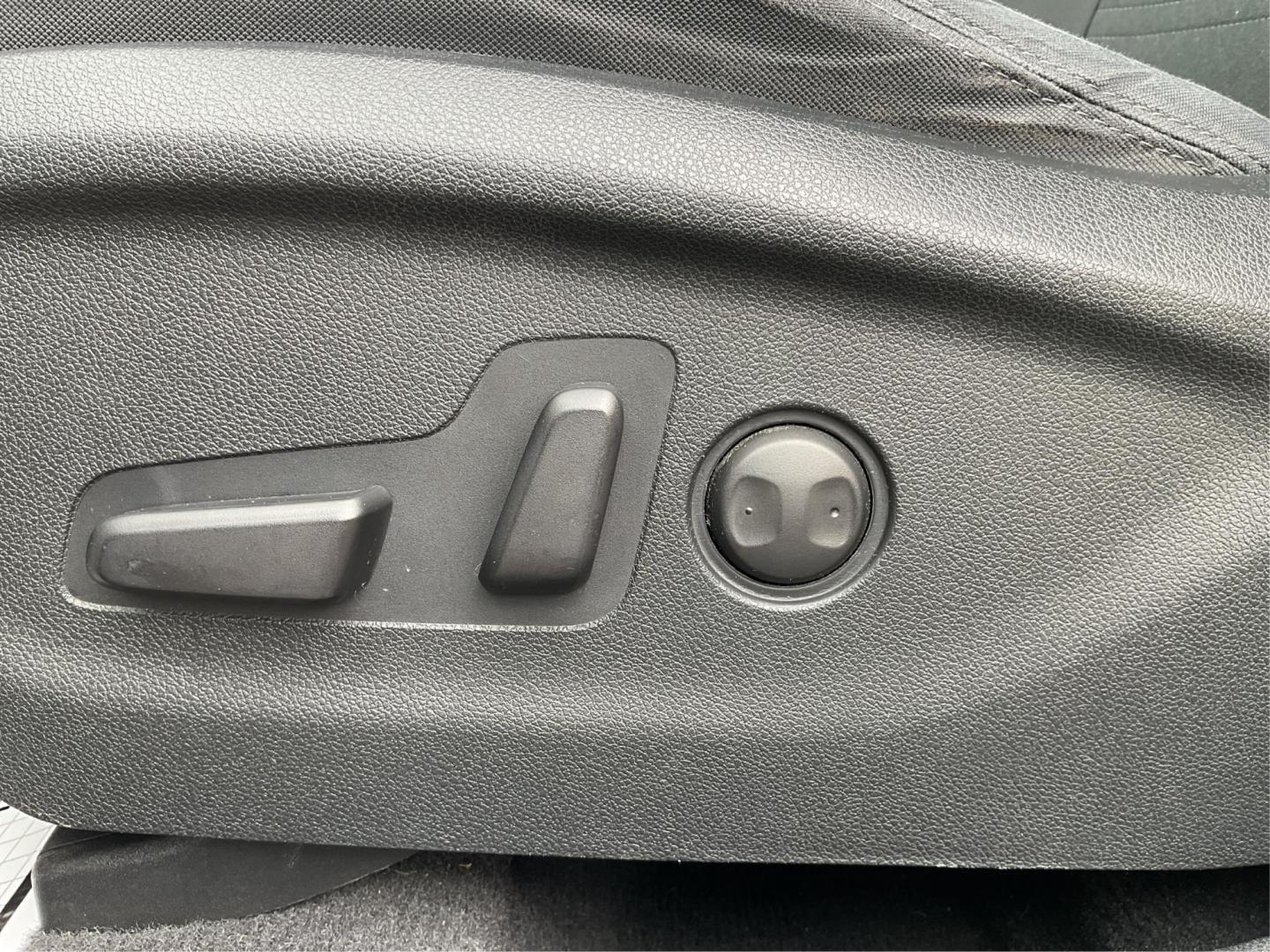 2016 Kia Sorento 2.4L LX (5XYPGDA32GG) with an 2.4L I-4 gasoline direct injection engine, located at 4508 South Dixie Dr, Moraine, OH, 45439, (937) 908-9800, 39.807072, -84.031563 - Photo#16