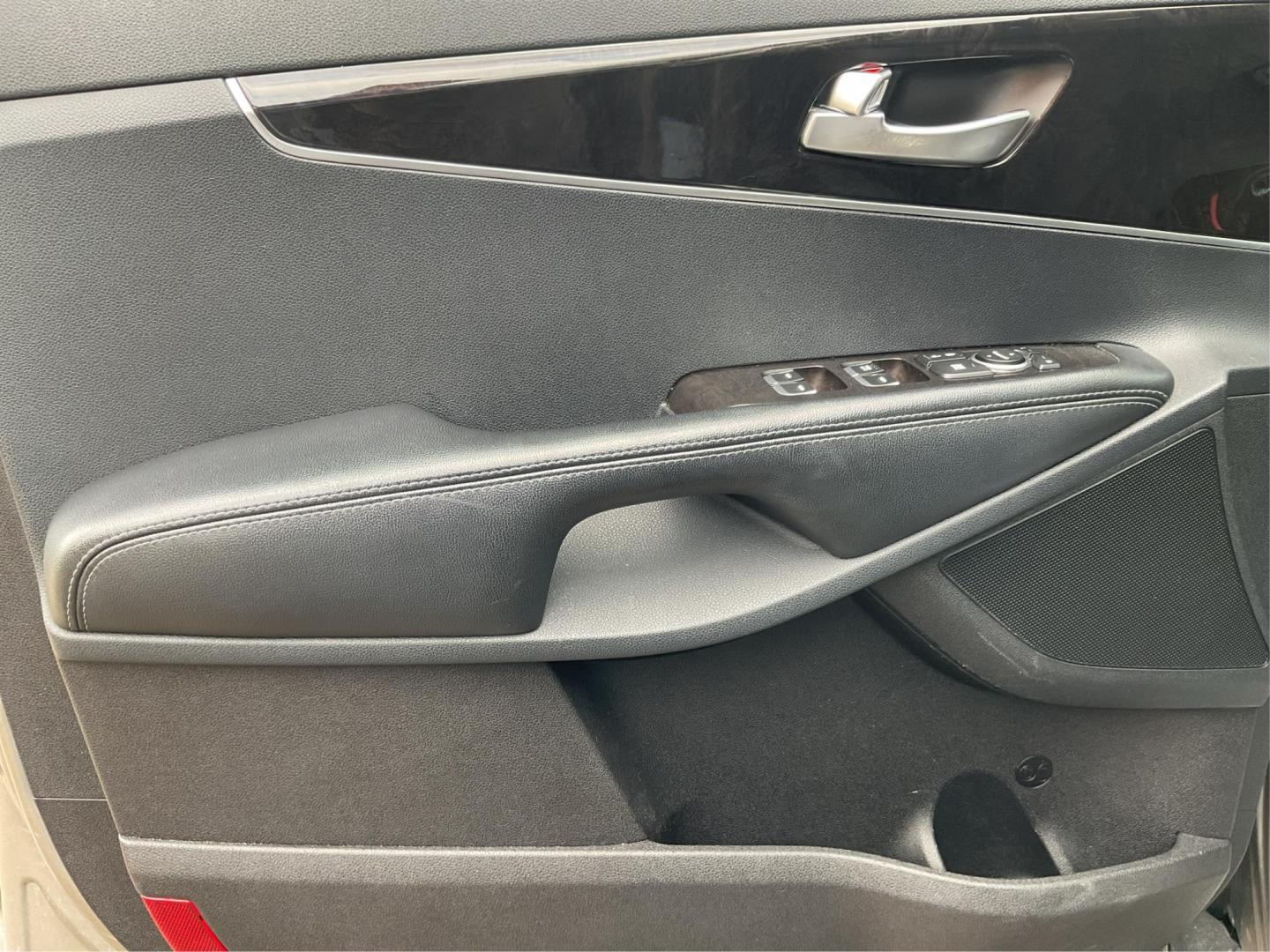 2016 Kia Sorento 2.4L LX (5XYPGDA32GG) with an 2.4L I-4 gasoline direct injection engine, located at 4508 South Dixie Dr, Moraine, OH, 45439, (937) 908-9800, 39.807072, -84.031563 - Photo#17