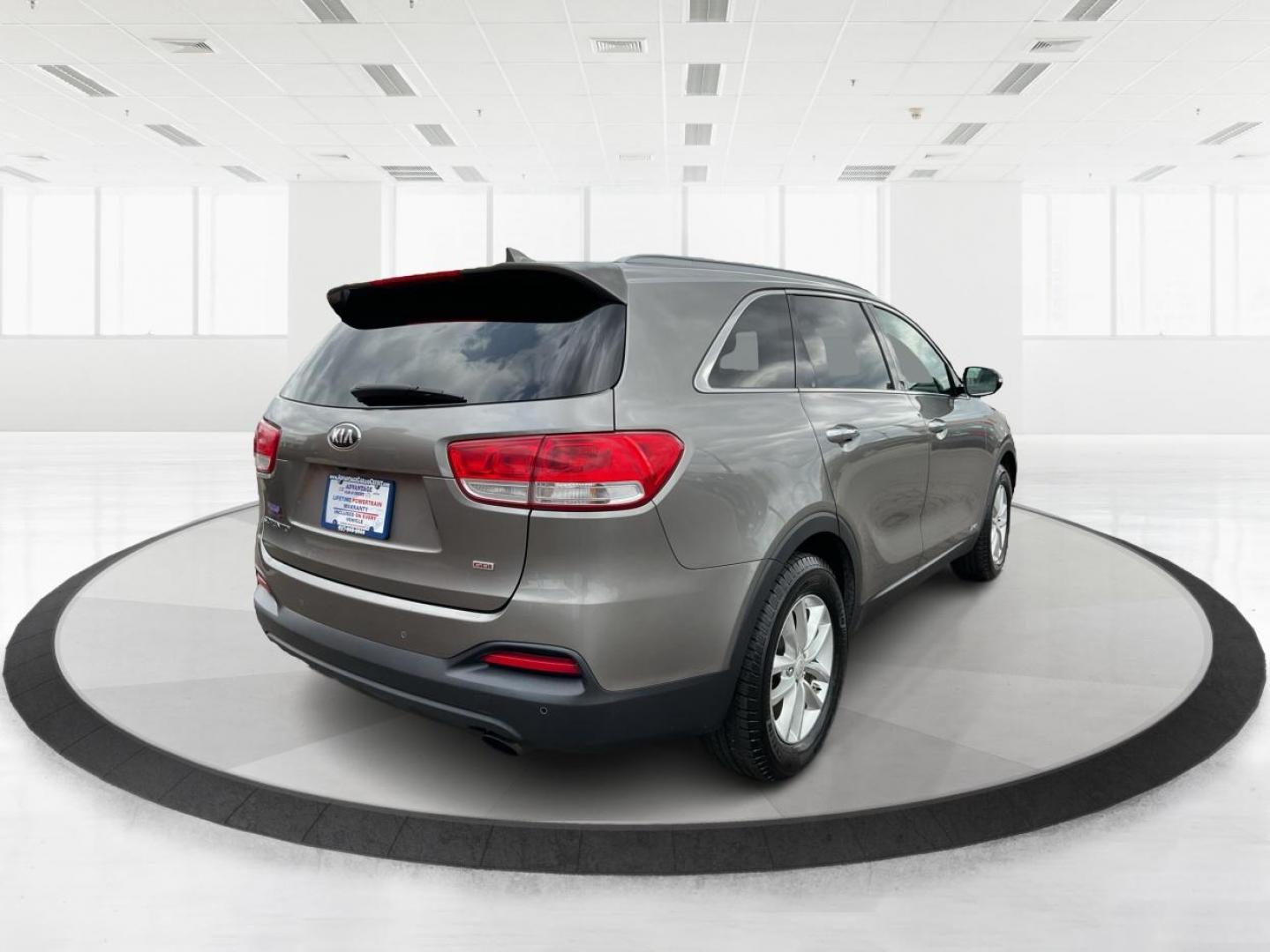 2016 Kia Sorento 2.4L LX (5XYPGDA32GG) with an 2.4L I-4 gasoline direct injection engine, located at 4508 South Dixie Dr, Moraine, OH, 45439, (937) 908-9800, 39.807072, -84.031563 - Photo#2