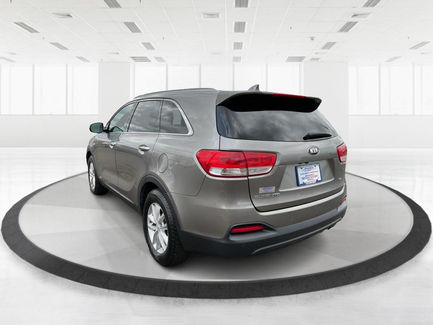 2016 Kia Sorento 2.4L LX (5XYPGDA32GG) with an 2.4L I-4 gasoline direct injection engine, located at 4508 South Dixie Dr, Moraine, OH, 45439, (937) 908-9800, 39.807072, -84.031563 - Photo#4