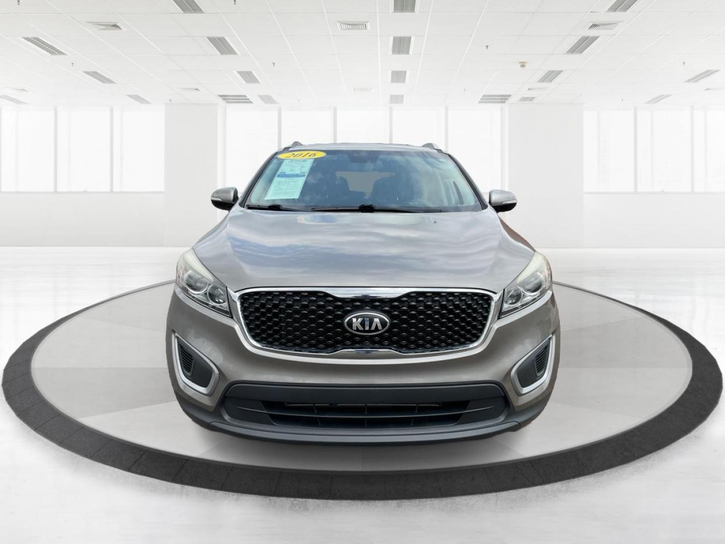 2016 Kia Sorento 2.4L LX (5XYPGDA32GG) with an 2.4L I-4 gasoline direct injection engine, located at 4508 South Dixie Dr, Moraine, OH, 45439, (937) 908-9800, 39.807072, -84.031563 - Photo#6