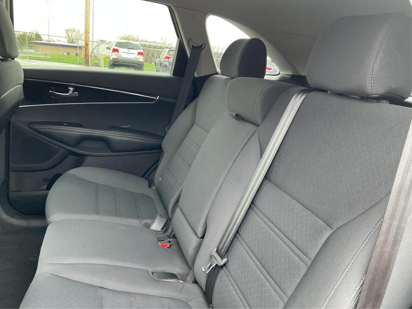 2016 Sparkling Silver Kia Sorento L 2WD (5XYPG4A31GG) with an 2.4L L4 DOHC 16V engine, 6-Speed Automatic transmission, located at 1184 Kauffman Ave, Fairborn, OH, 45324, (937) 908-9800, 39.807072, -84.031563 - Photo#9