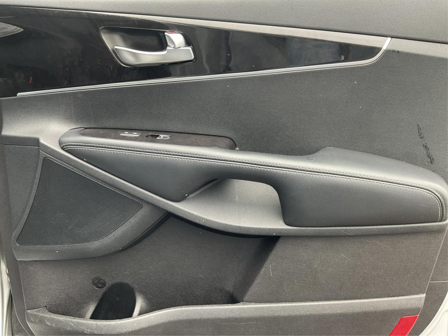 2016 Sparkling Silver Kia Sorento L 2WD (5XYPG4A31GG) with an 2.4L L4 DOHC 16V engine, 6-Speed Automatic transmission, located at 1184 Kauffman Ave, Fairborn, OH, 45324, (937) 908-9800, 39.807072, -84.031563 - Photo#19