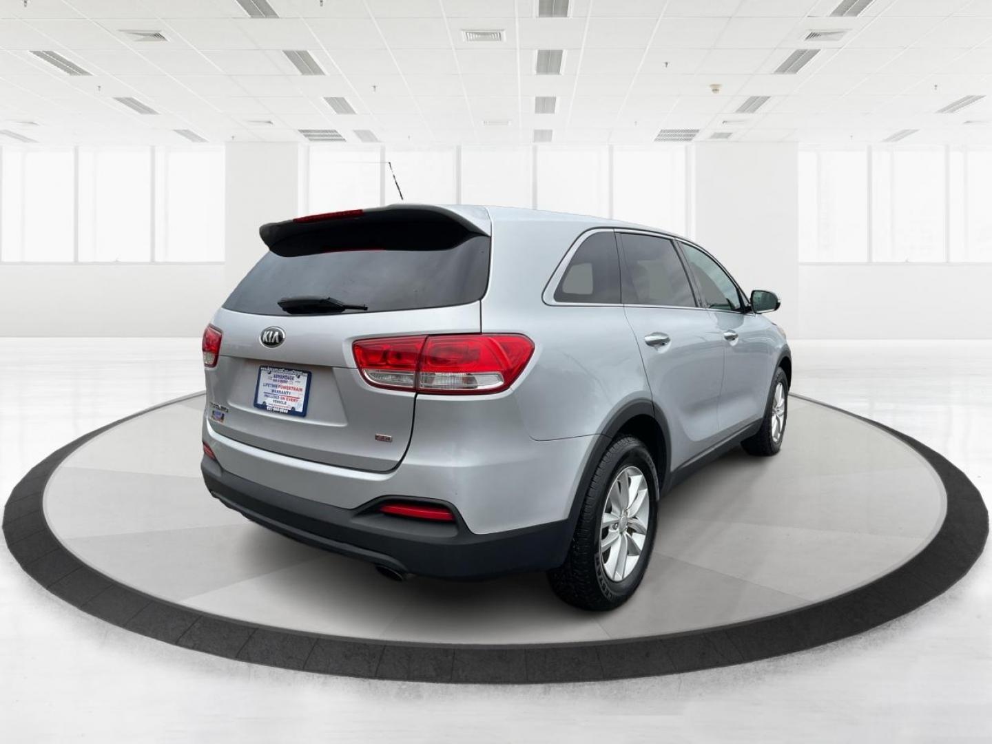 2016 Sparkling Silver Kia Sorento L 2WD (5XYPG4A31GG) with an 2.4L L4 DOHC 16V engine, 6-Speed Automatic transmission, located at 1184 Kauffman Ave, Fairborn, OH, 45324, (937) 908-9800, 39.807072, -84.031563 - Photo#2